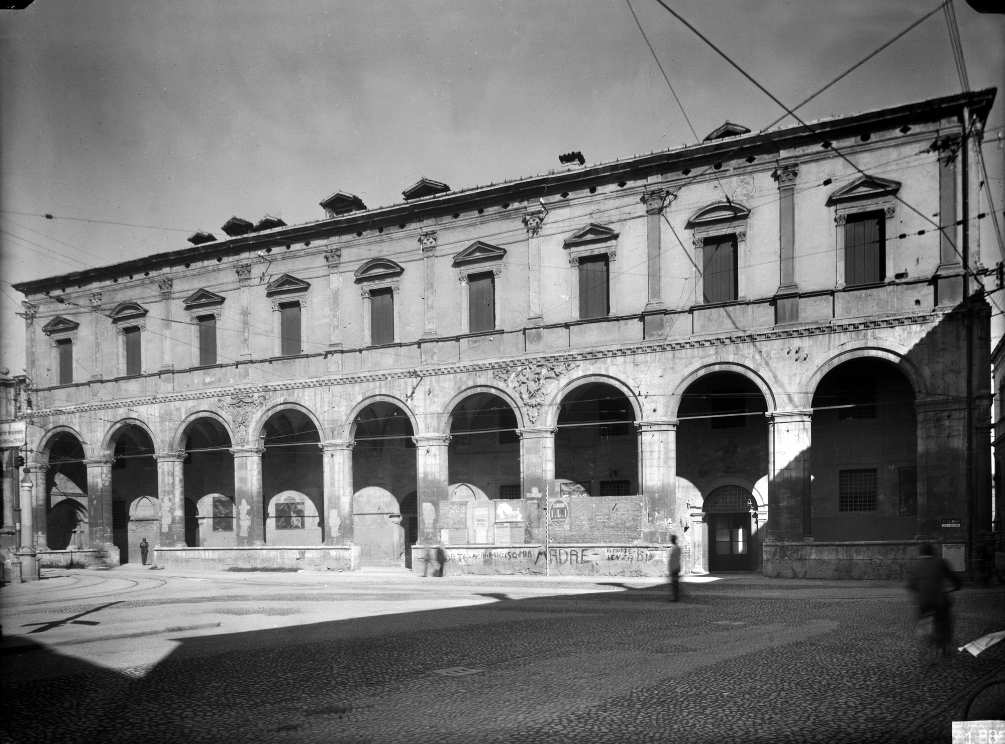 Palazzo Dal Monte Nuovo in piazza del Duomo 7. Sec XV-XVII (negativo) di Gabinetto fotografico (XX)