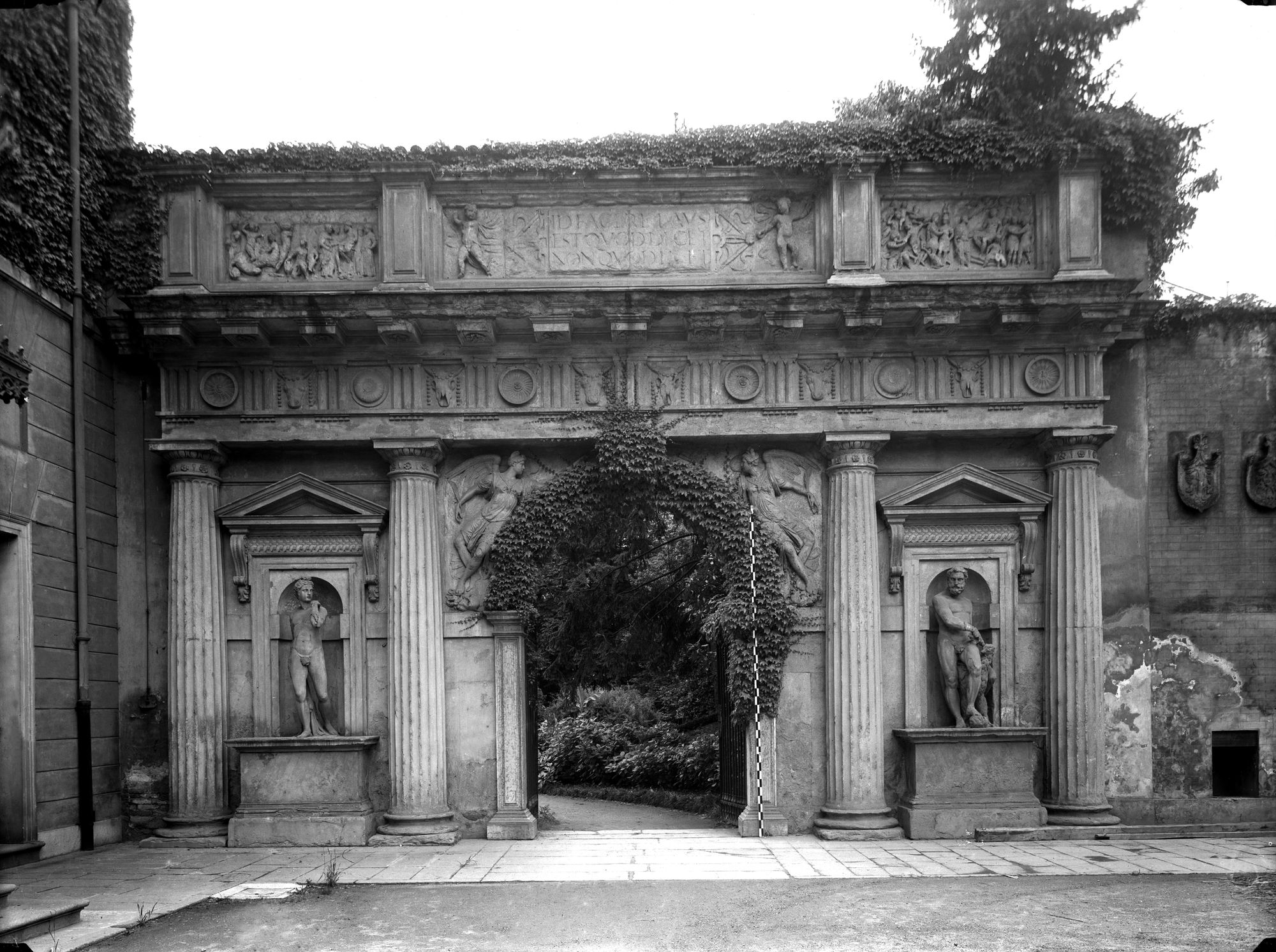 Palazzo Corinaldi già Benarides. L' arco trionfale del giardino del sec. XVI (negativo) di Gabinetto fotografico (XX)