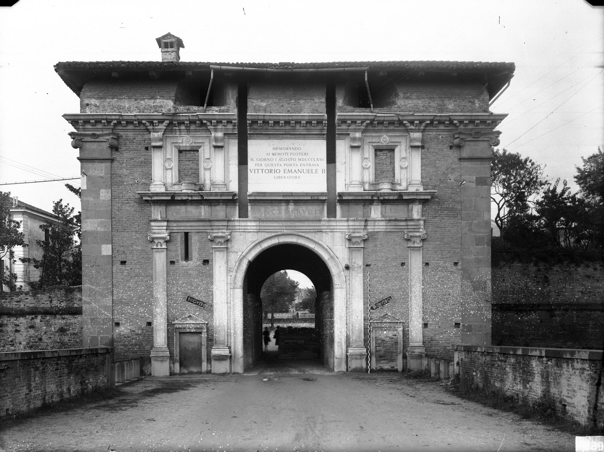 Porta Santa Croce, a. 1527 (negativo) di Gabinetto fotografico (XX)