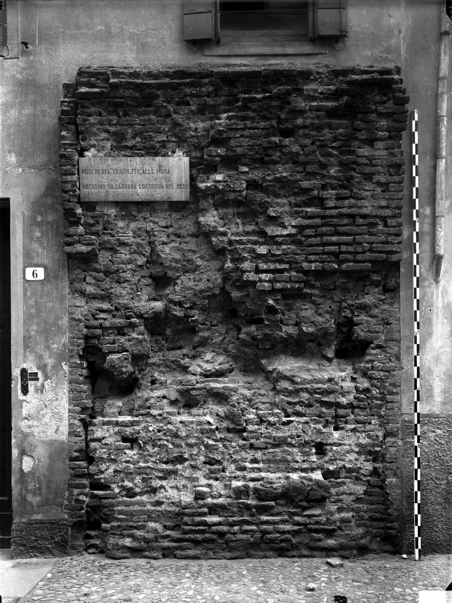 Ruderi del " Traghetto alle Mura " a. 1339 (negativo) di Gabinetto fotografico (XX)