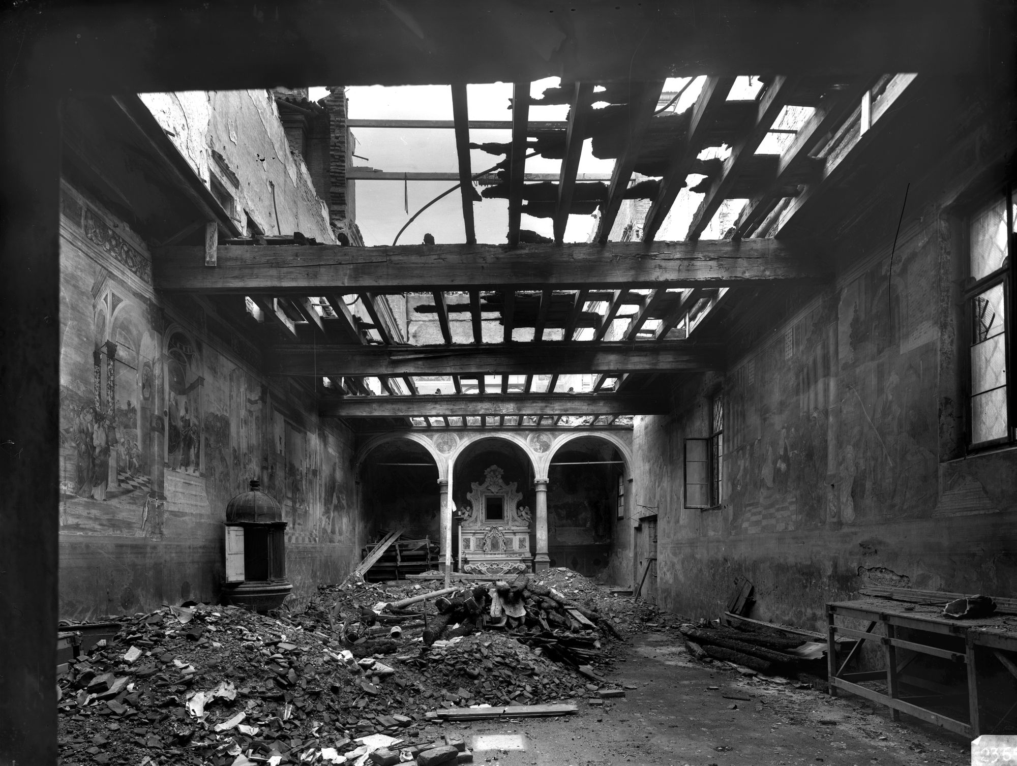 Scuola del Carmine del sec. XIV danneggiato da incendio provocato da spezzoni incendiari (negativo) di Gabinetto fotografico (XX)