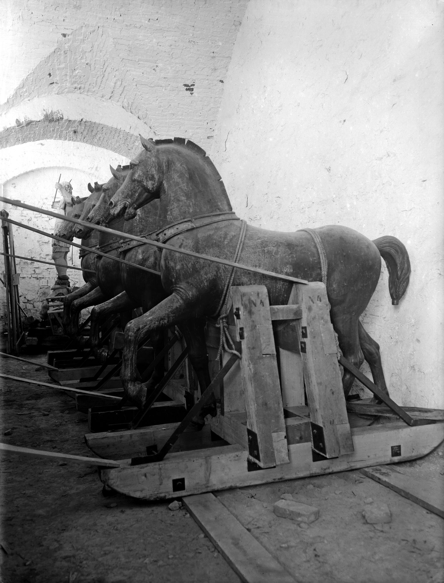 Carceri. San Teodoro e i quattro cavalli di San Marco, ivi depositati a protezione della guerra 1915-18 (negativo) di Gabinetto fotografico (XX)