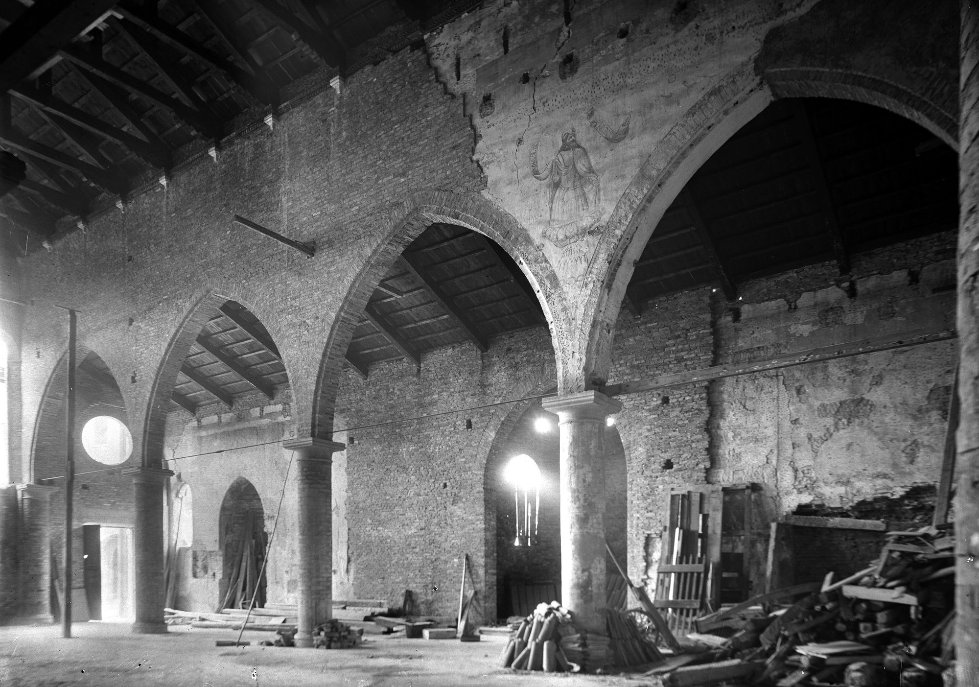 Via R. Umberto 72-74. Veduta del palazzo Volpato Bevacqua.? (negativo) di Gabinetto fotografico (XX)