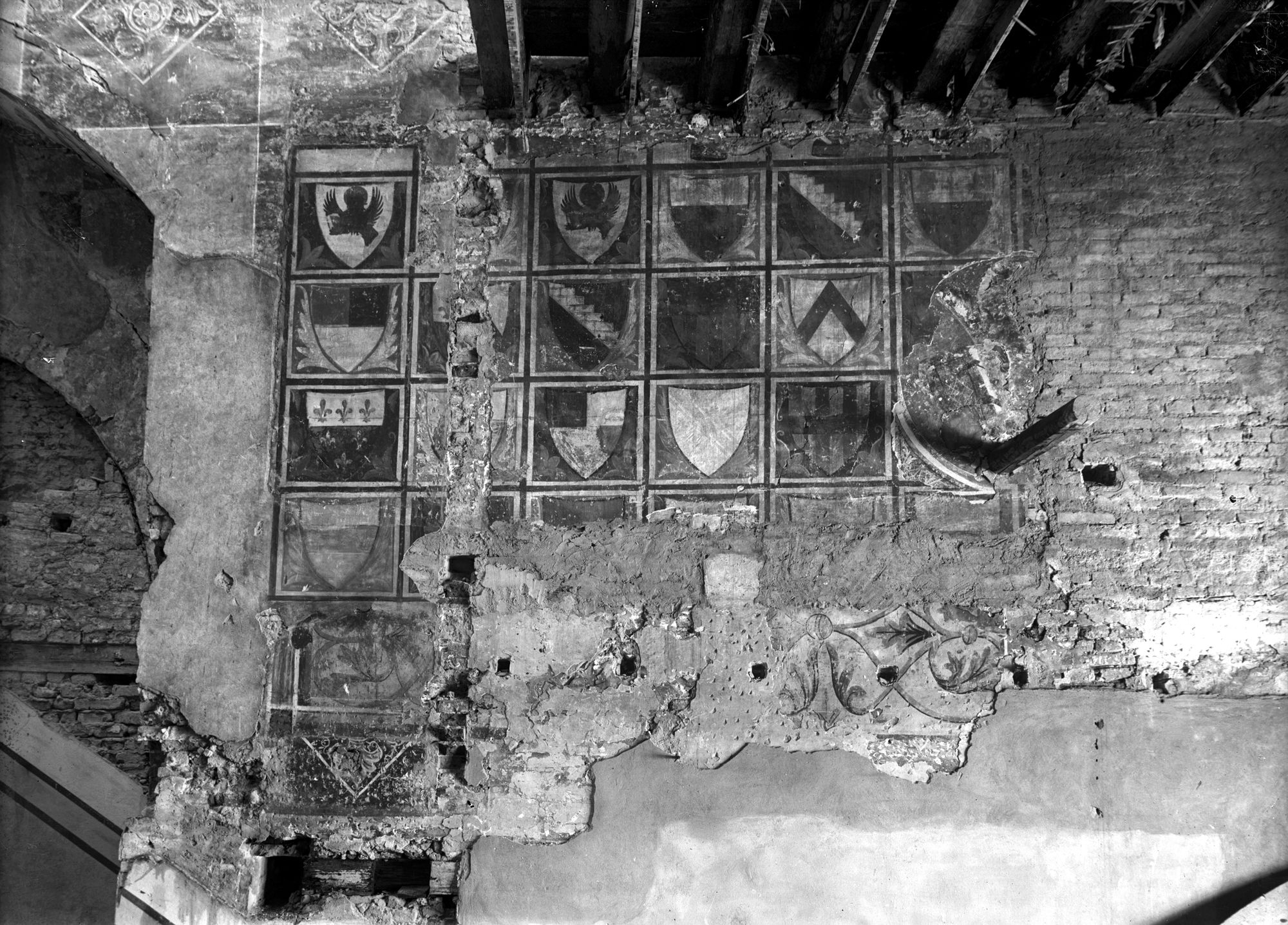 Palazzo comunale. Stemmi sul muro del Palazzo dei Trecento (negativo) di Gabinetto fotografico (XX)