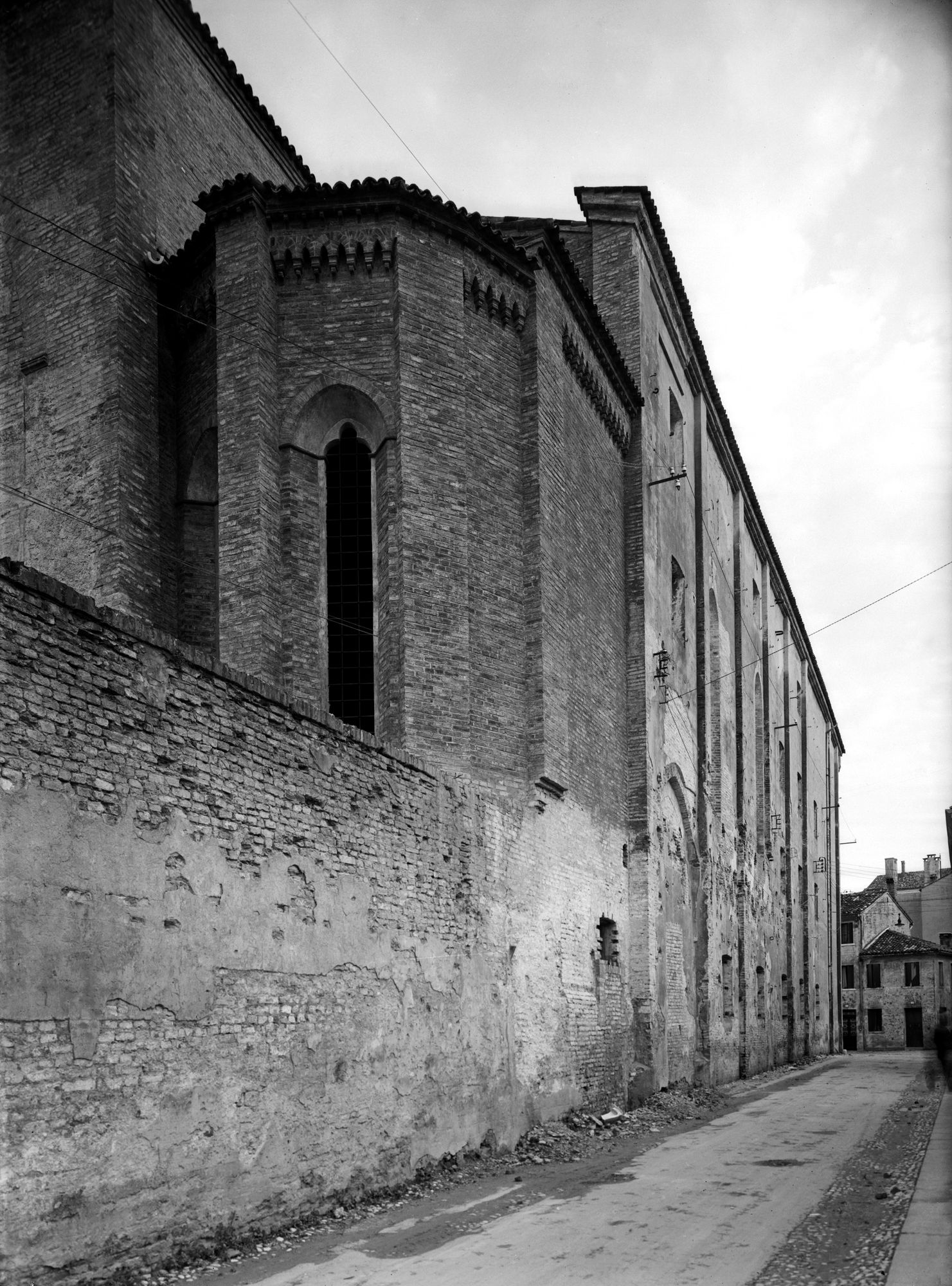 Santa Caterina. L' abside della cappella sinistra e fianco (negativo) di Gabinetto fotografico (XX)