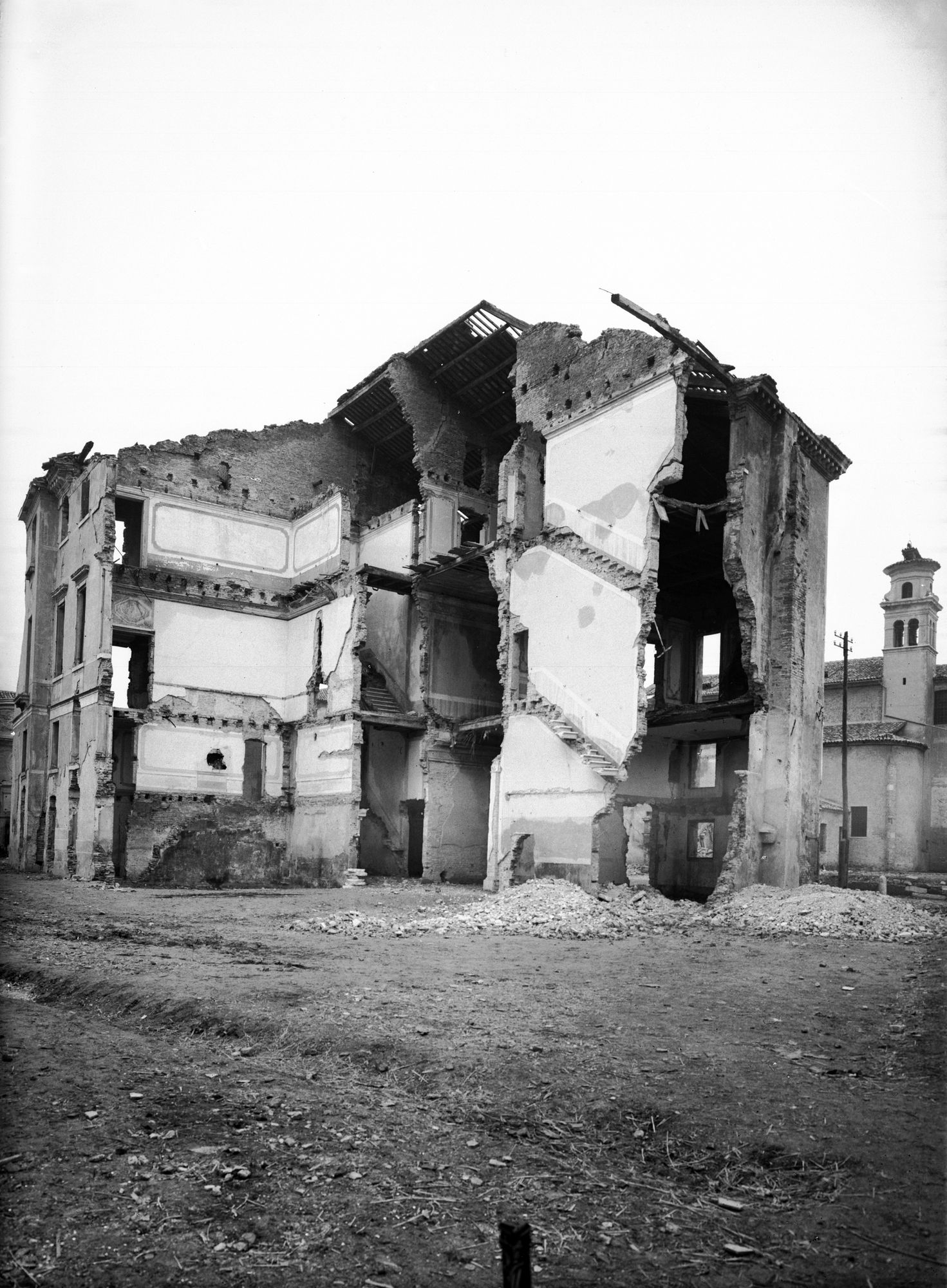 Palazzo Avogadro. Aspetto verso il lato sud coi danni del bombardamento (negativo) di Gabinetto fotografico (XX)