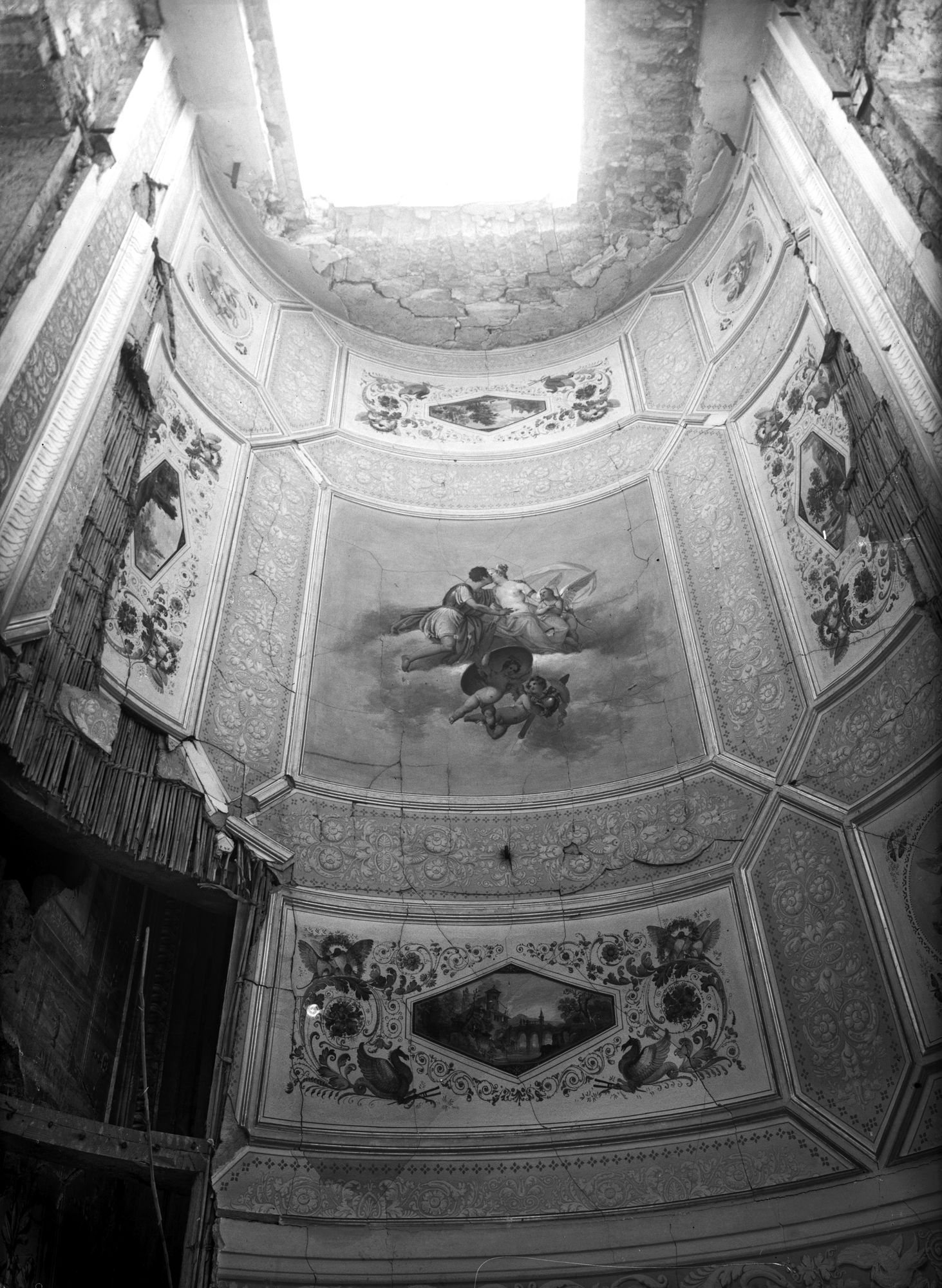 Palazzo Avogadro. Soffitto a volta del I° piano affrescato ora distrutto causa crollo (negativo) di Gabinetto fotografico (XX)