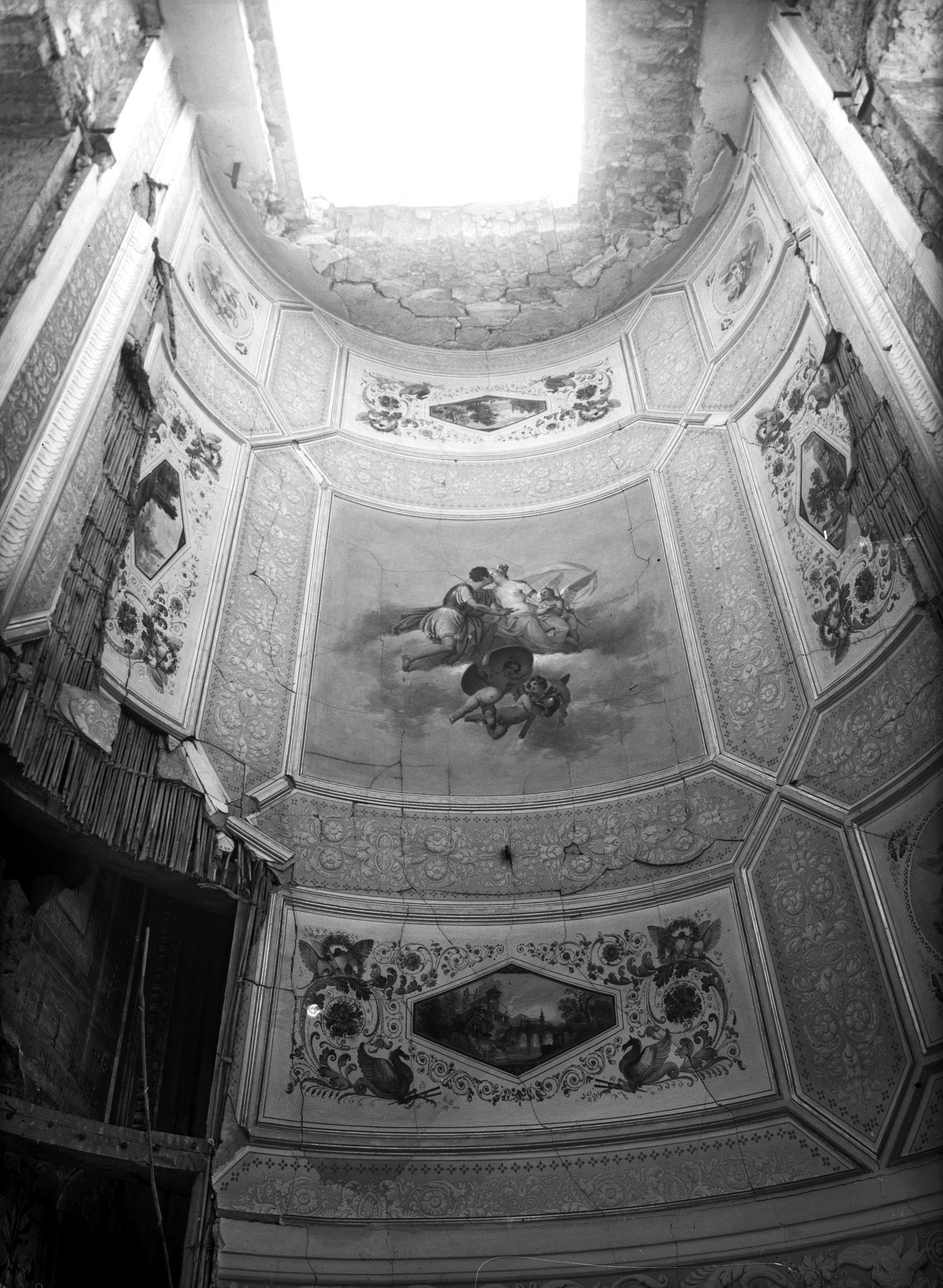 Palazzo Avogadro. Soffitto a volta del I° piano affrescato ora distrutto causa crollo (negativo) di Gabinetto fotografico (XX)