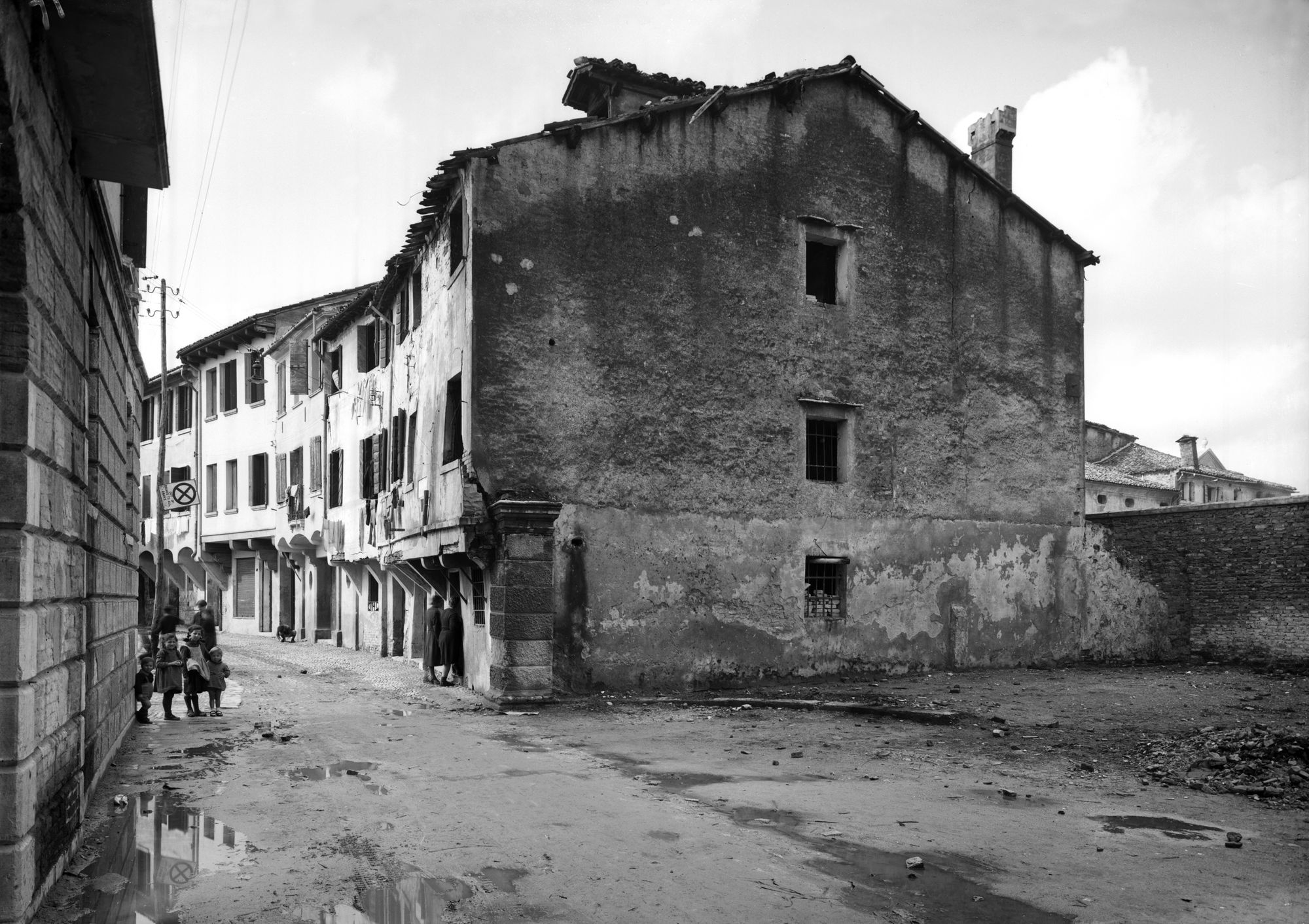 Via Castelmenardo. Casa colpita da bombardamento in progetto di demolizione e rifacimento (negativo) di Gabinetto fotografico (XX)