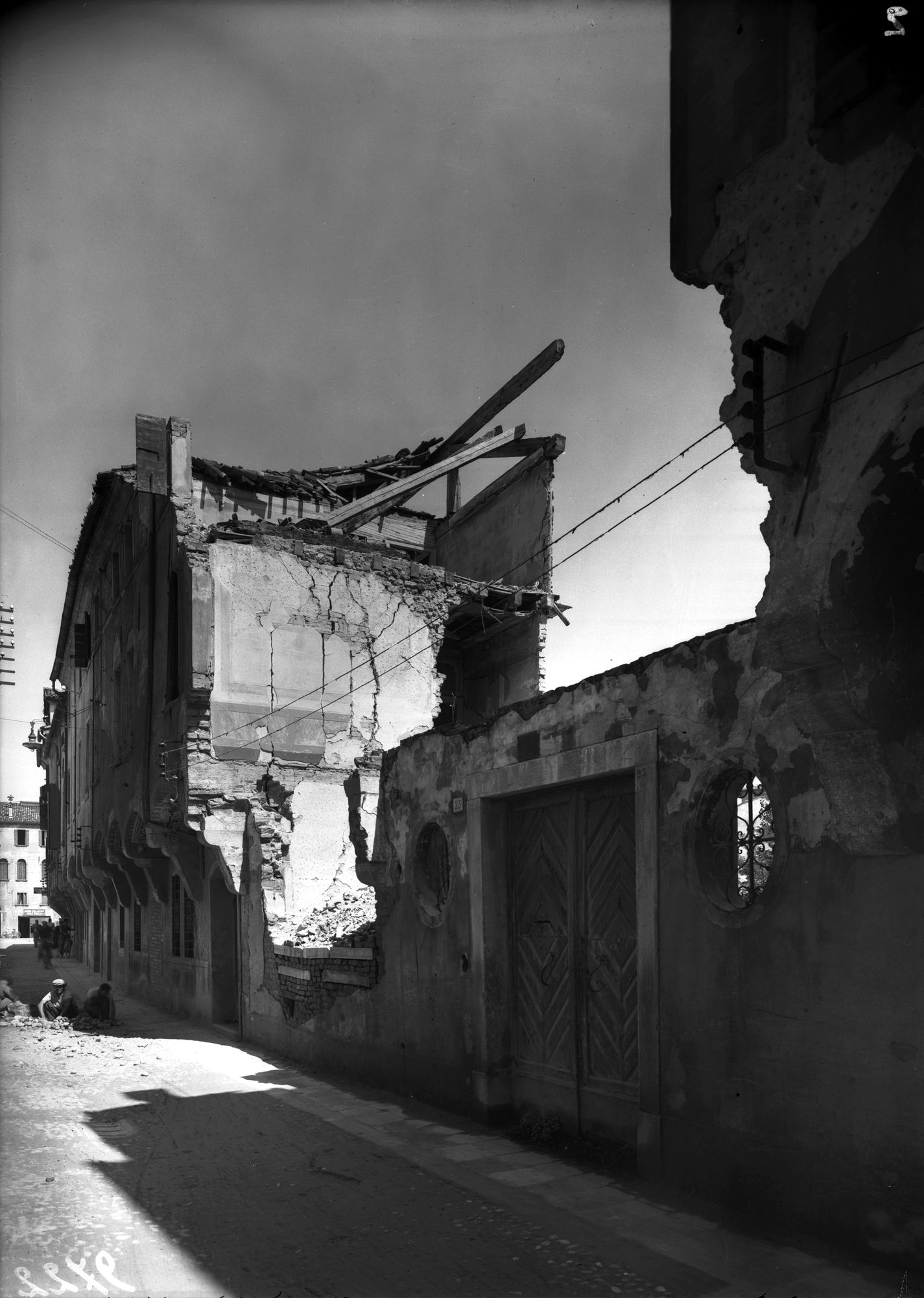 Vecchie case in via dell' Ospedale (negativo) di Gabinetto fotografico (XX)