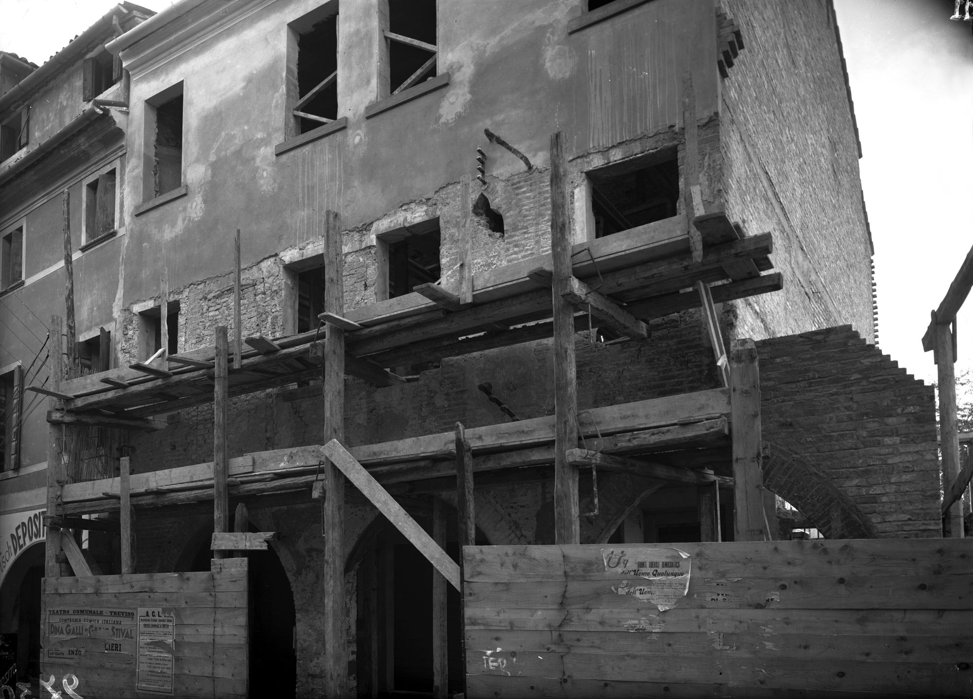 Case in via Fra Giocondo (negativo) di Gabinetto fotografico (XX)