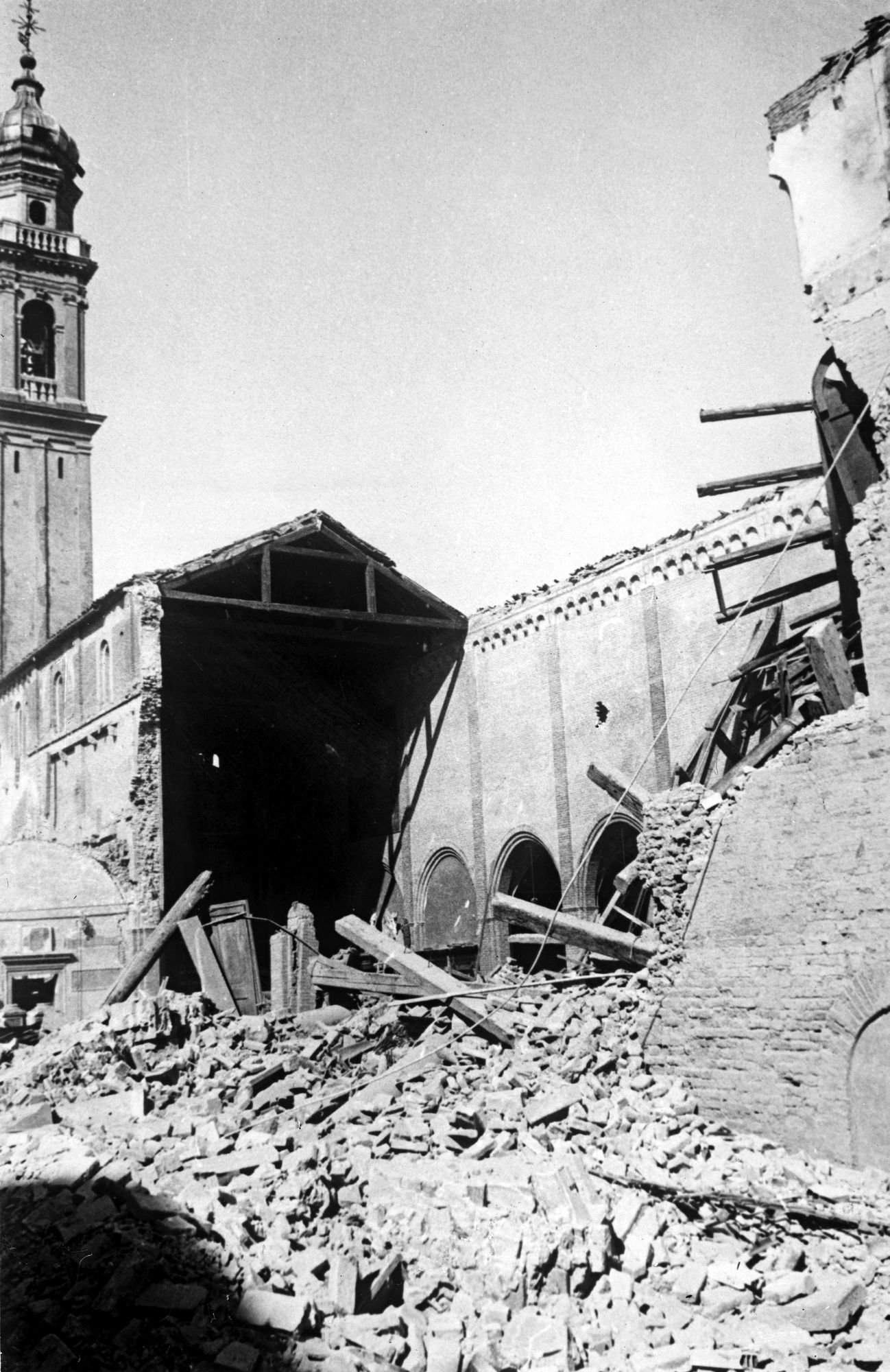 Chiesa San Benedetto dopo il bombardamento (negativo) di Gabinetto fotografico (XX)