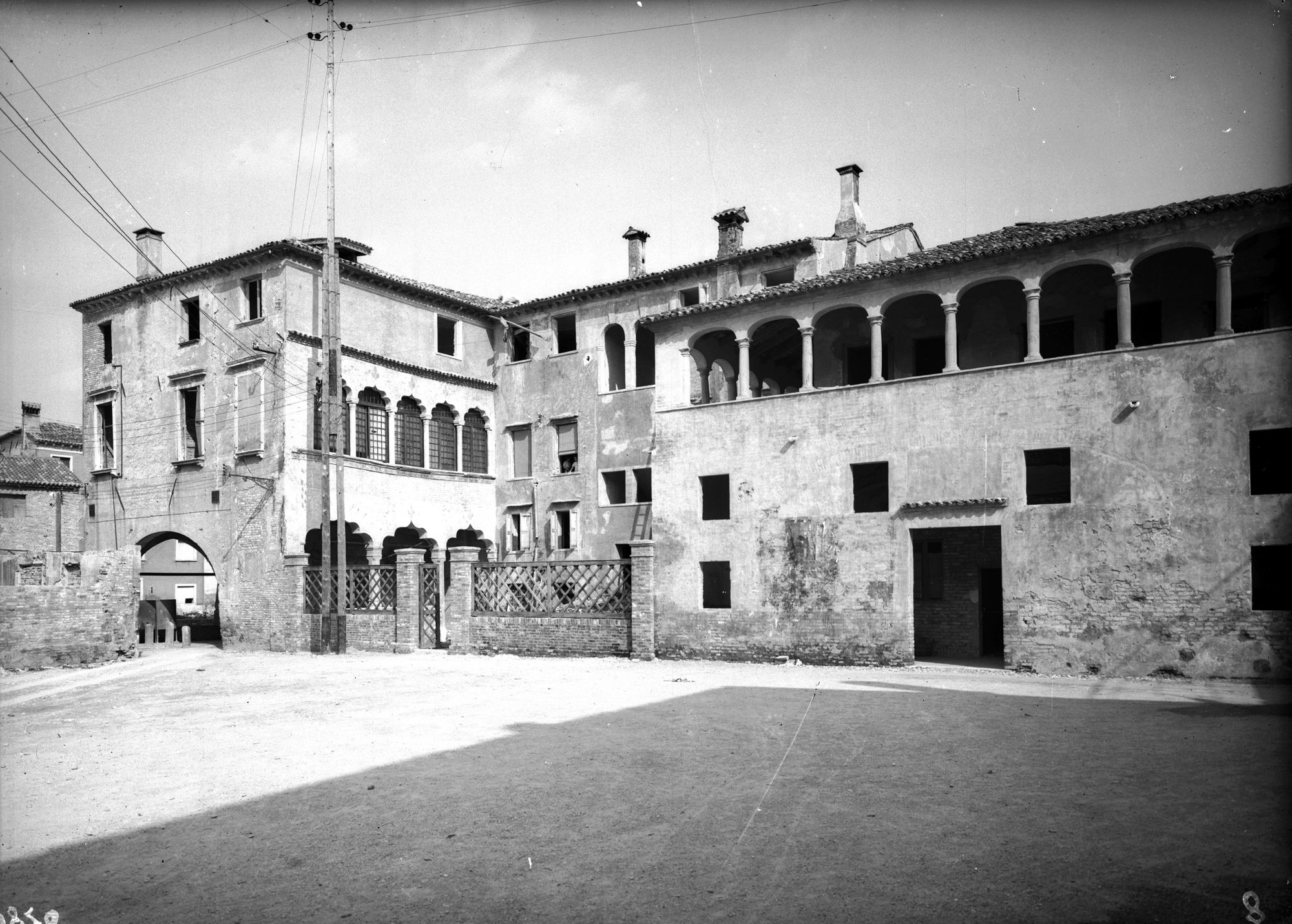 L' osteria della Colonna in piazza Rinaldi (negativo) di Gabinetto fotografico (XX)