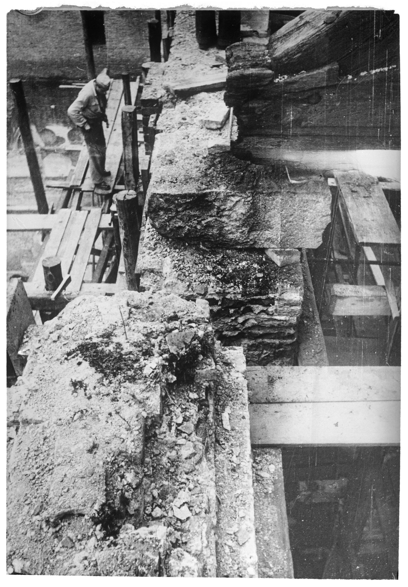 Chiesa Eremitani. Strapiombi delle muraglie (negativo) di Gabinetto fotografico (XX)