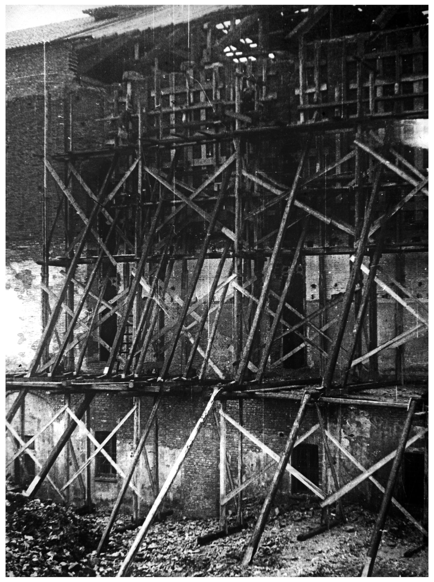 Chiesa Eremitani. Armo di una muraglia per il raddrizzamento e manovra (negativo) di Gabinetto fotografico (XX)