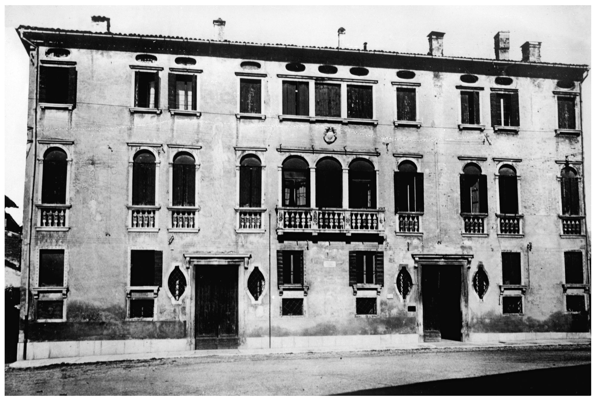 Palazzo Avogaadro. L' esterno e soffitto a pannelli (negativo) di Gabinetto fotografico (XX)