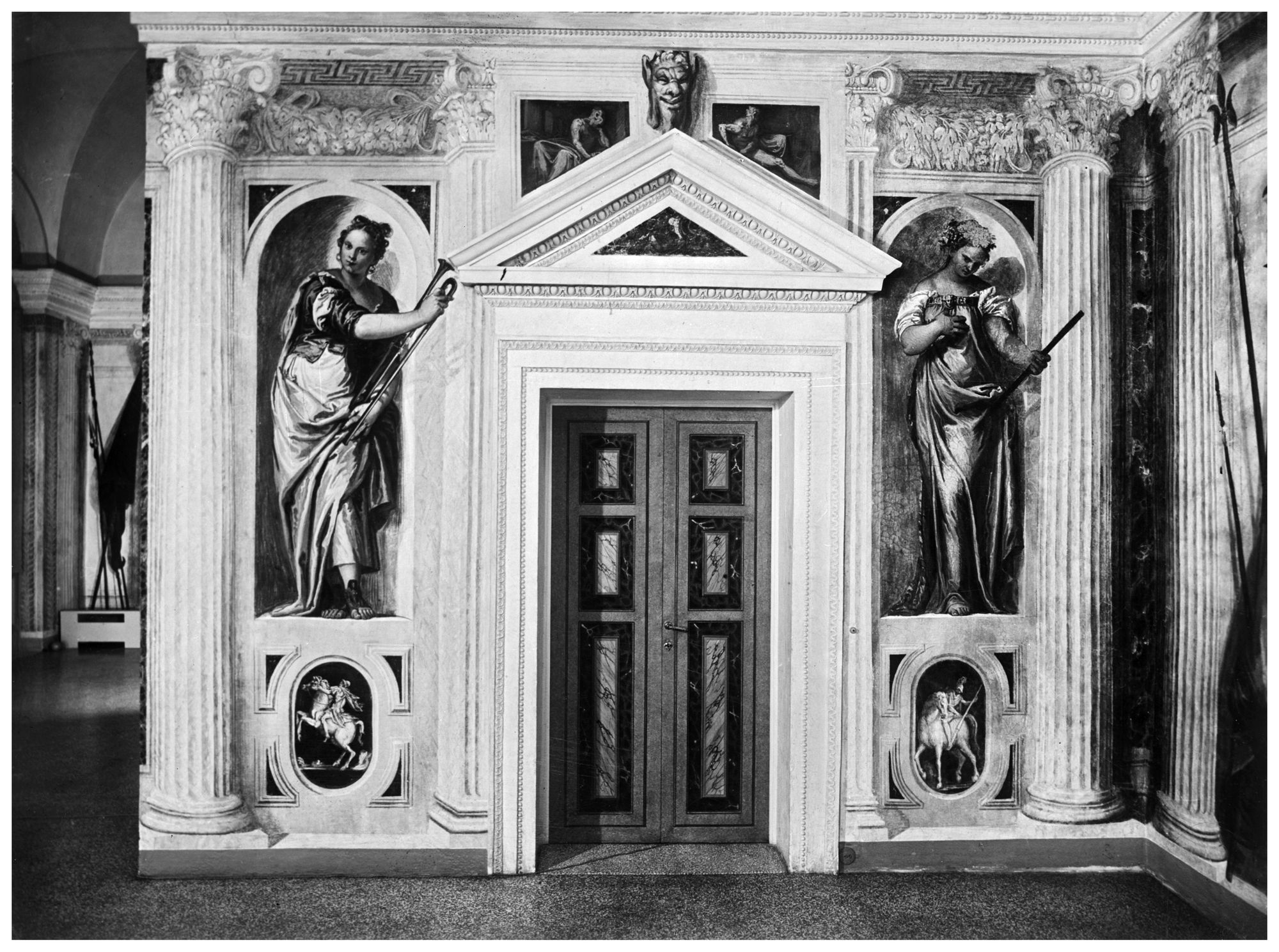 Villa Barbaro. Porta con ai lati due figure e colonne affrescate (negativo) di Gabinetto fotografico (XX)