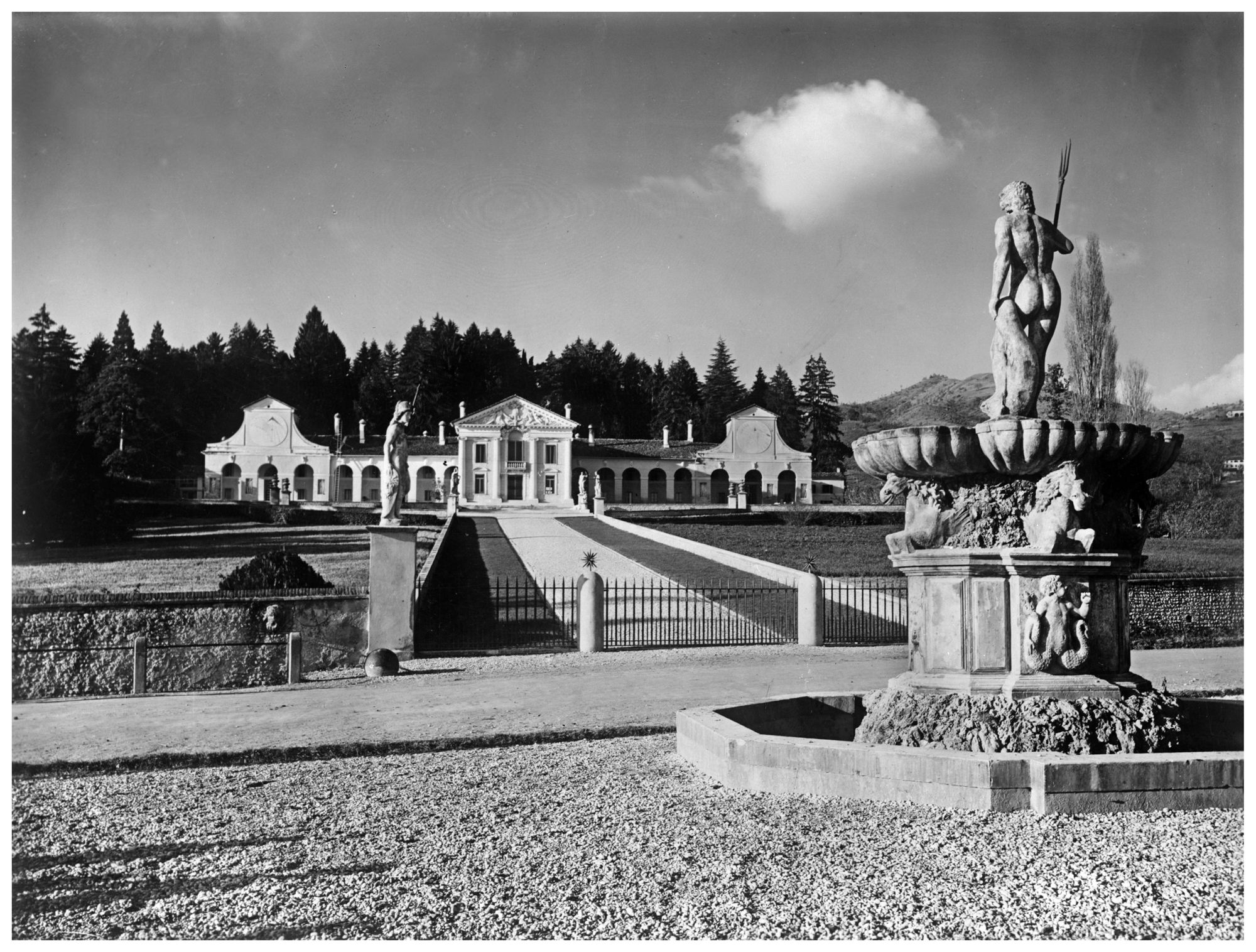 Villa Barbaro. Vasca con Nettuno e cavalli marini, parte del parco e la facciata (negativo) di Gabinetto fotografico (XX)