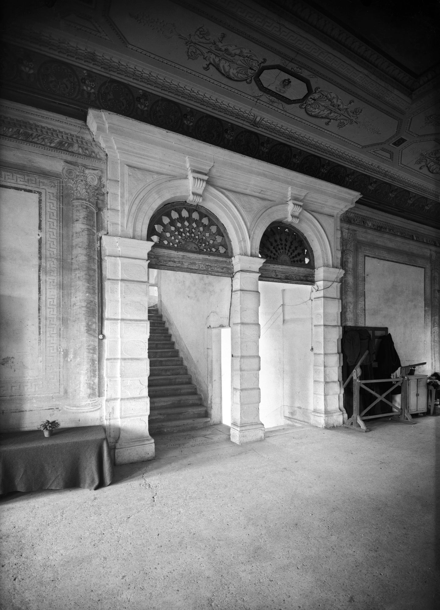 Villa Manolesso. Atrio d' ingresso. Due portali (negativo) di Gabinetto fotografico (XX)