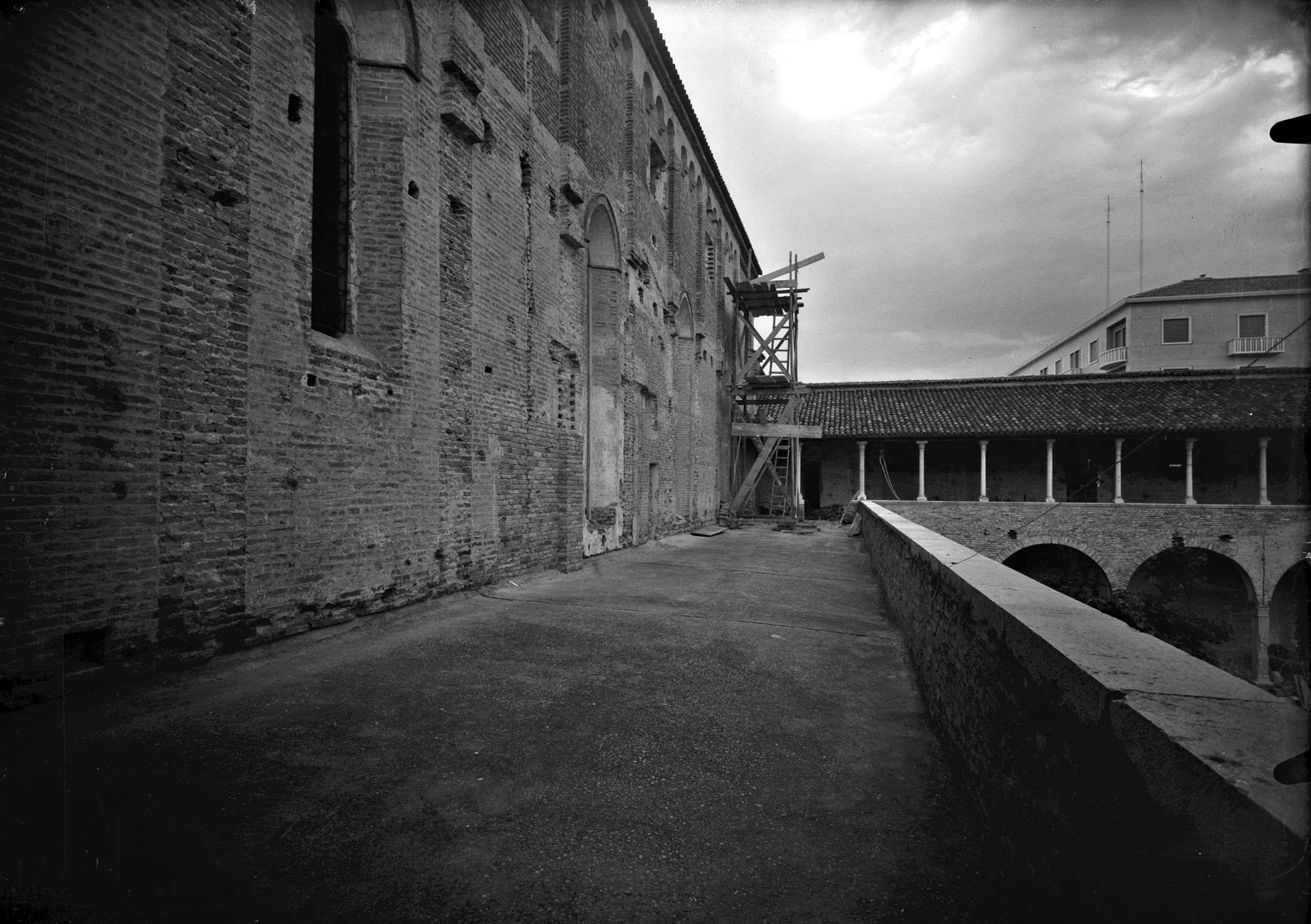 Convento di Santa Caterina. Fianco della chiesa e loggiato di un chiostro (negativo) di Gabinetto fotografico (XX)