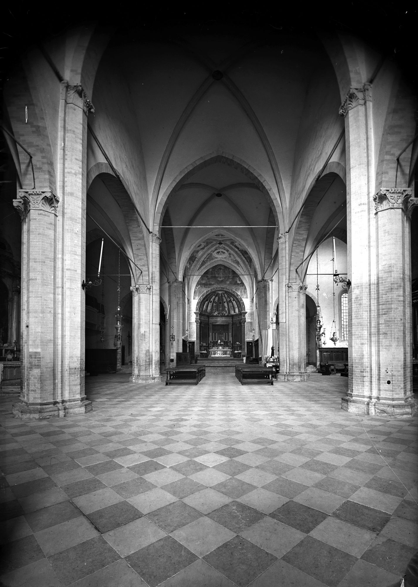 Chiesa parrocchiale. Veduta dell' interno (negativo) di Gabinetto fotografico (XX)