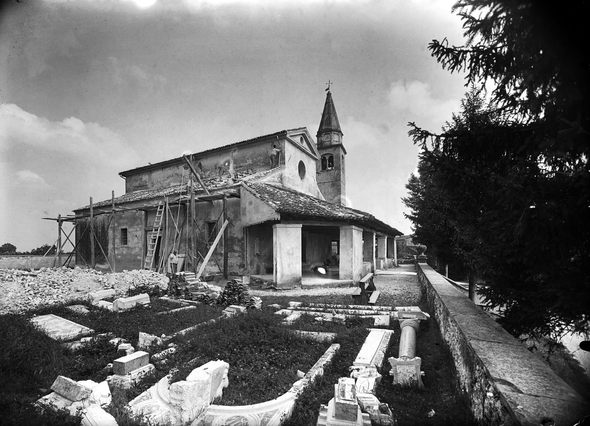 Chiesa parrocchiale. Veduta esterna durante i lavori (negativo) di Gabinetto fotografico (XX)
