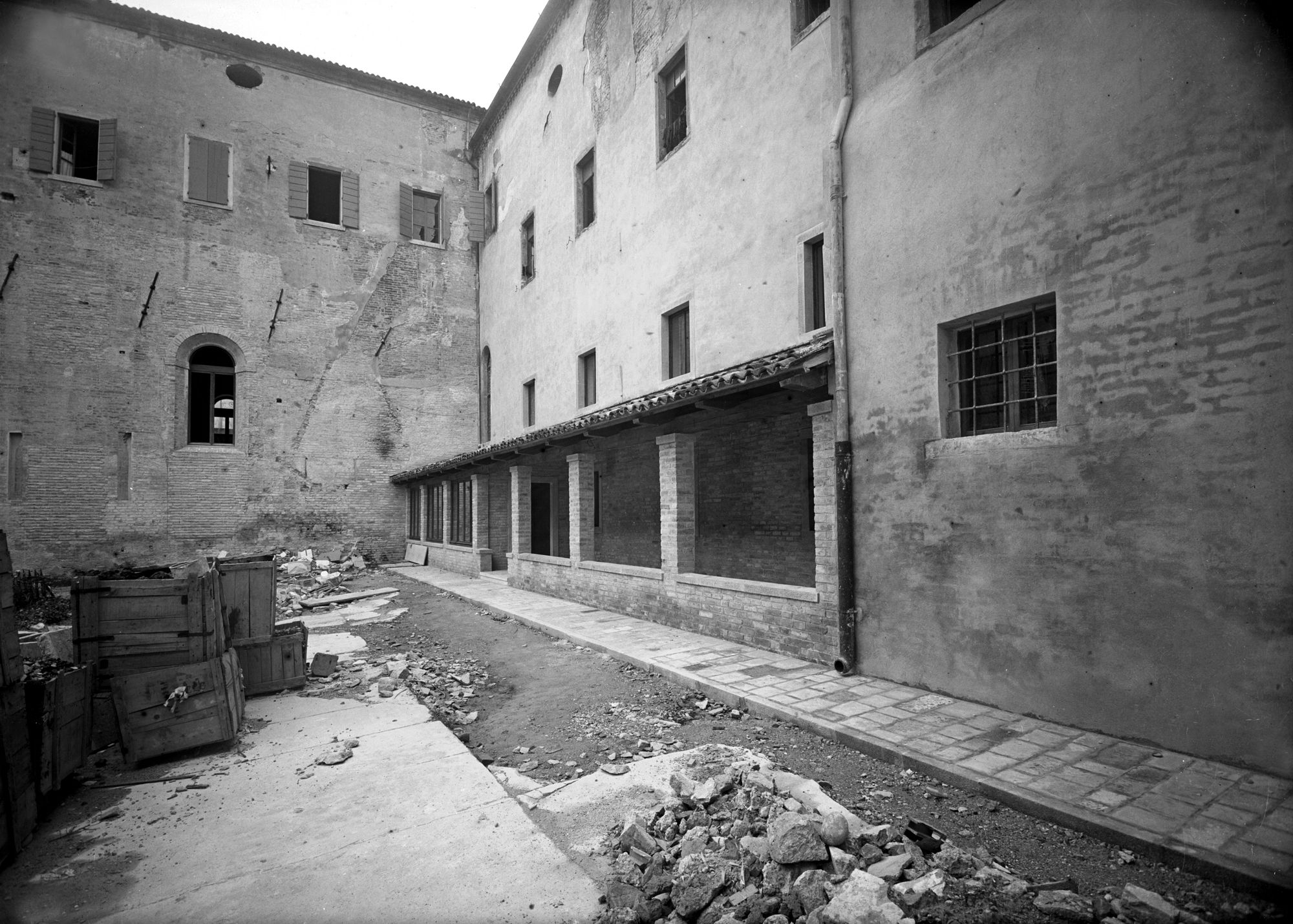 Convento di Santa Giustina. Veduta del porticato interno (negativo) di Gabinetto fotografico (XX)
