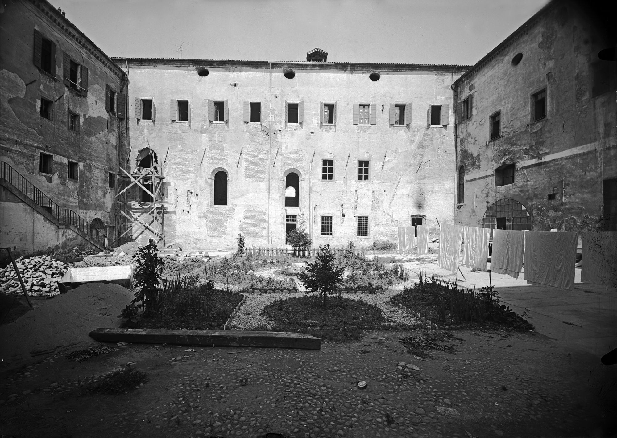 Convento di Santa Giustina. Particolare di un chiostro (negativo) di Gabinetto fotografico (XX)