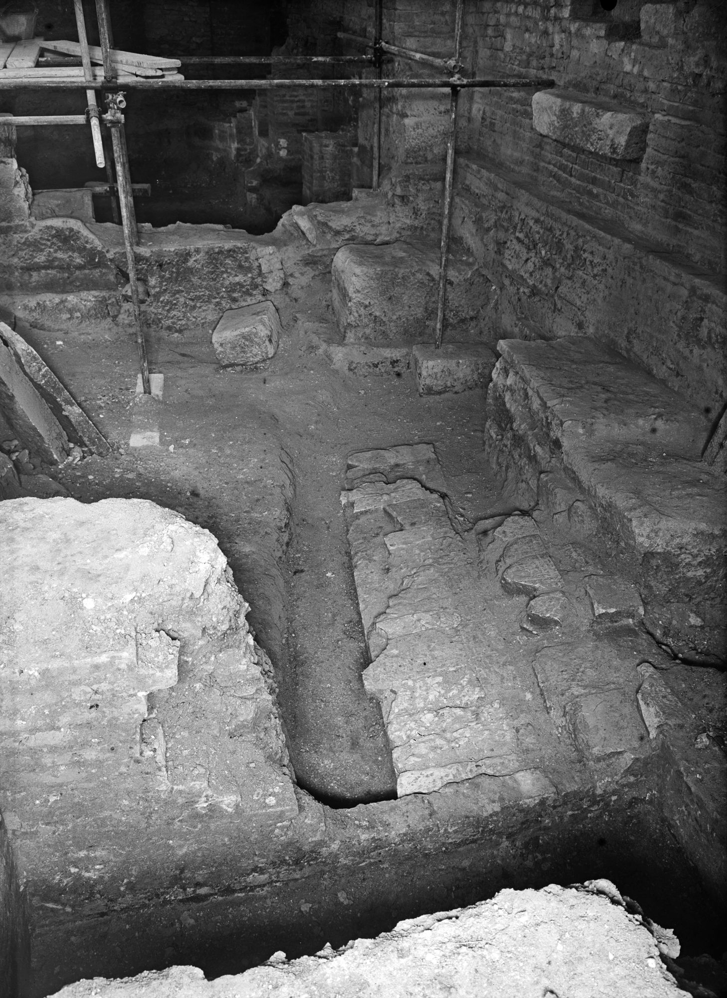 Convento di Santa Sofia. Particolare degli scavi (negativo) di Gabinetto fotografico (XX)