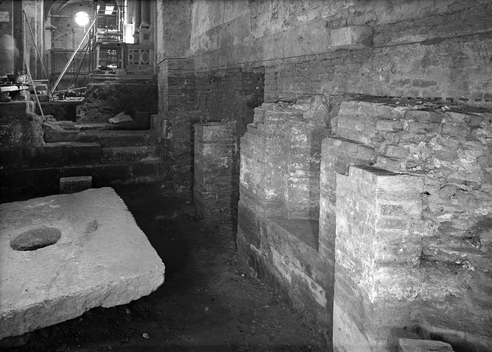 Convento di Santa Sofia. Particolare degli scavi (negativo) di Gabinetto fotografico (XX)