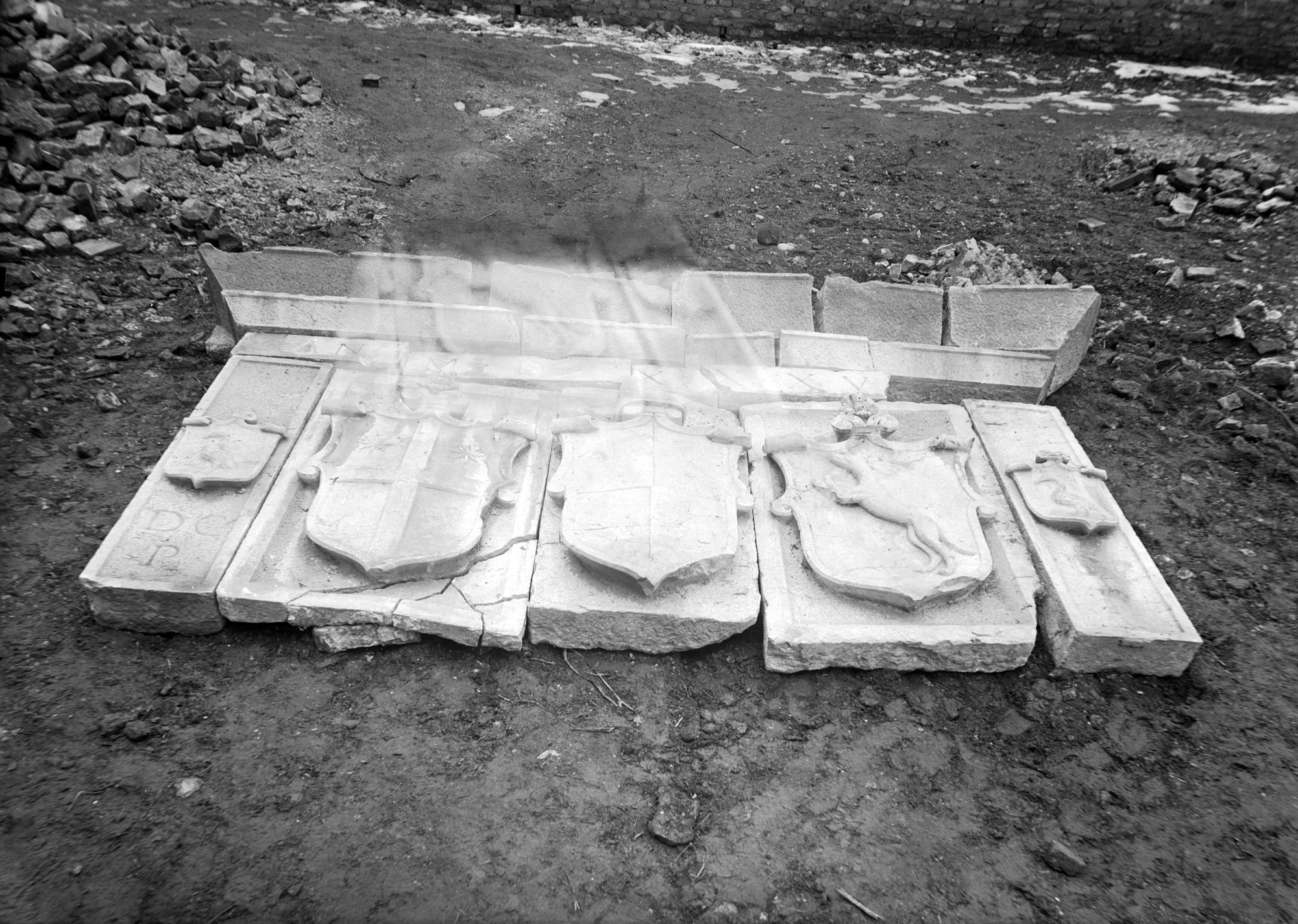 Treviso. Stemmi già sulle mura di Porta Altinia caduti in seguito a bombardamento del 7/4/44 e ora ricomposti (negativo) di Gabinetto fotografico (XX)