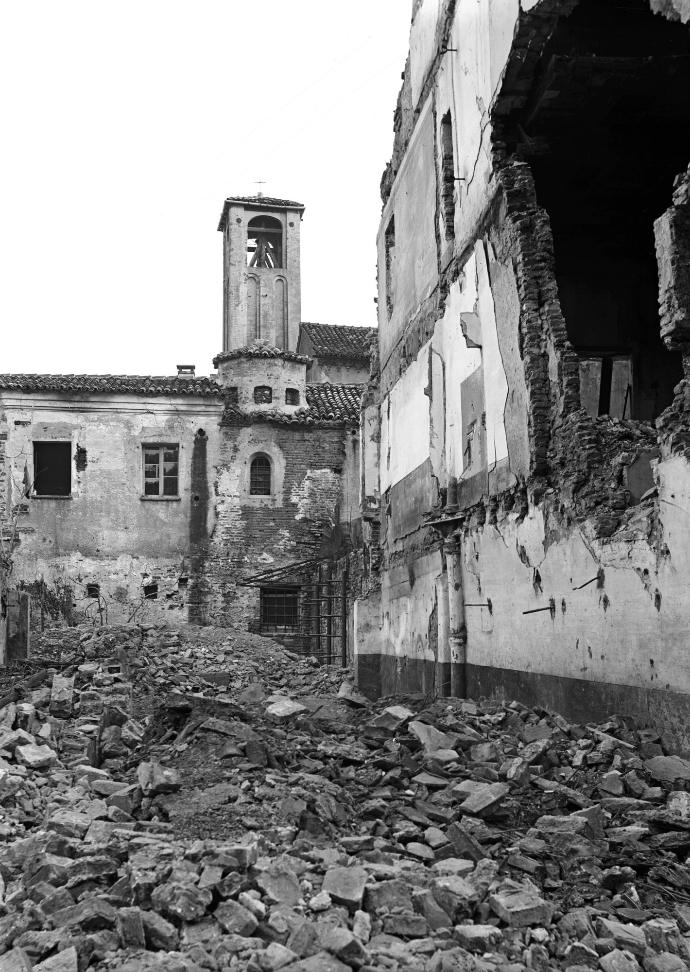 Oratorio della Commenda. Veduta col campanile di San Gaetano (negativo) di Gabinetto fotografico (XX)
