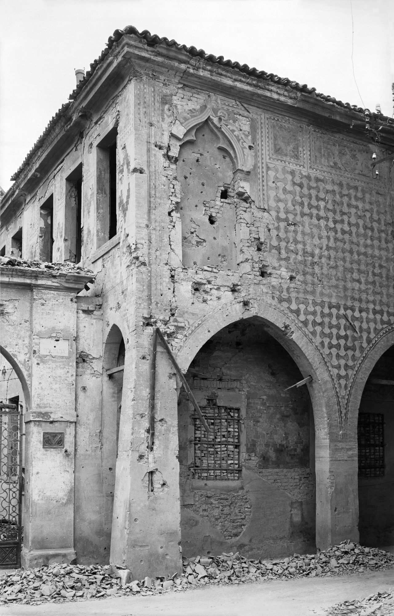 Casa Tolpada 3. Costruzione gotica, particolare dopo il bombardamento 13/3/1945 (negativo) di Gabinetto fotografico (XX)