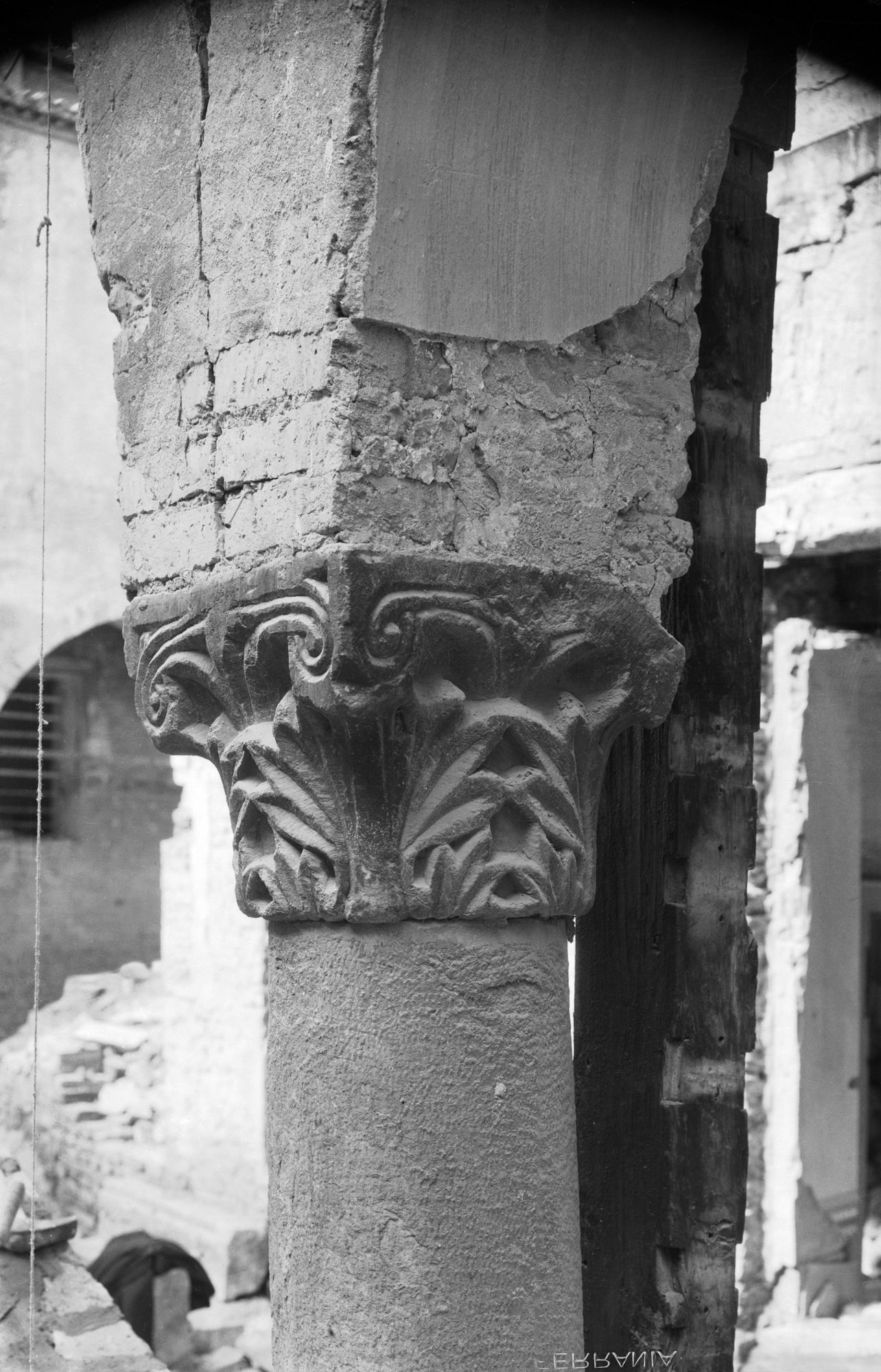 Via Carlo Alberto 9-15. Capitello e colonna in marmo greco del sec. XI (negativo) di Gabinetto fotografico (XX)