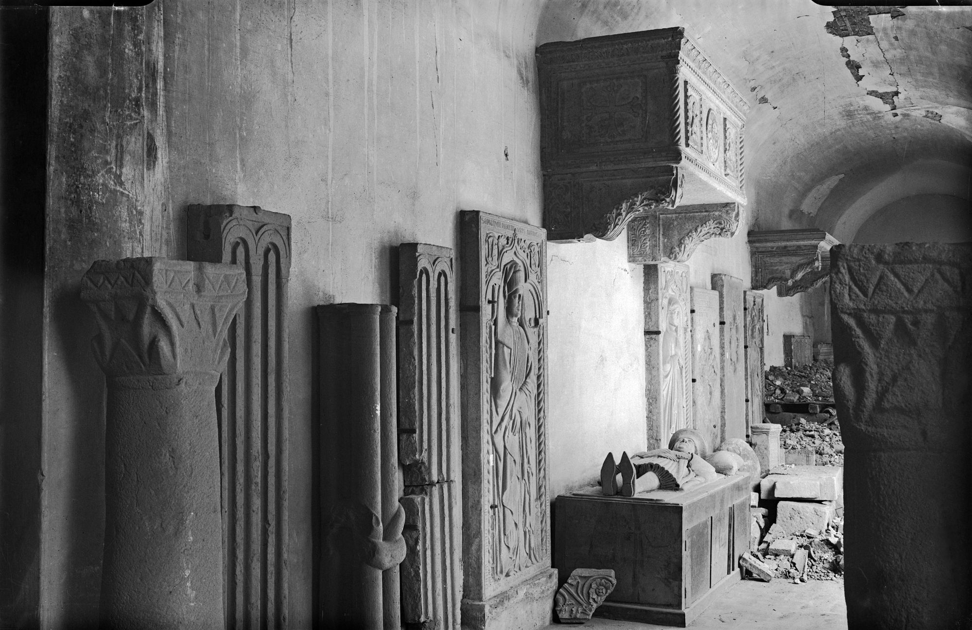 Museo Civico. Colonna romanica e tomba (negativo) di Gabinetto fotografico (XX)