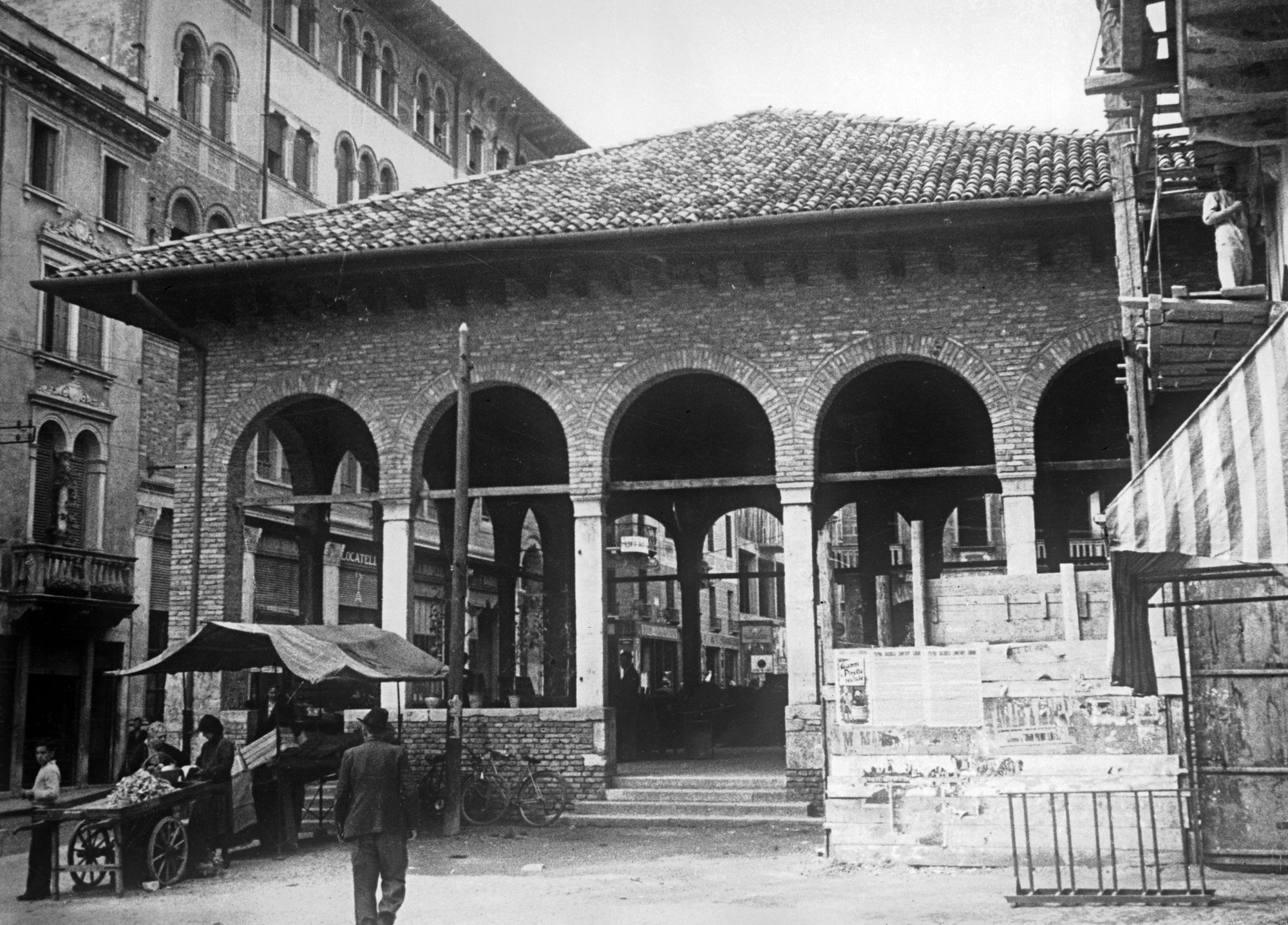 La loggia dei Cavalieri, con danni del bombardamento (negativo) di Gabinetto fotografico (XX)