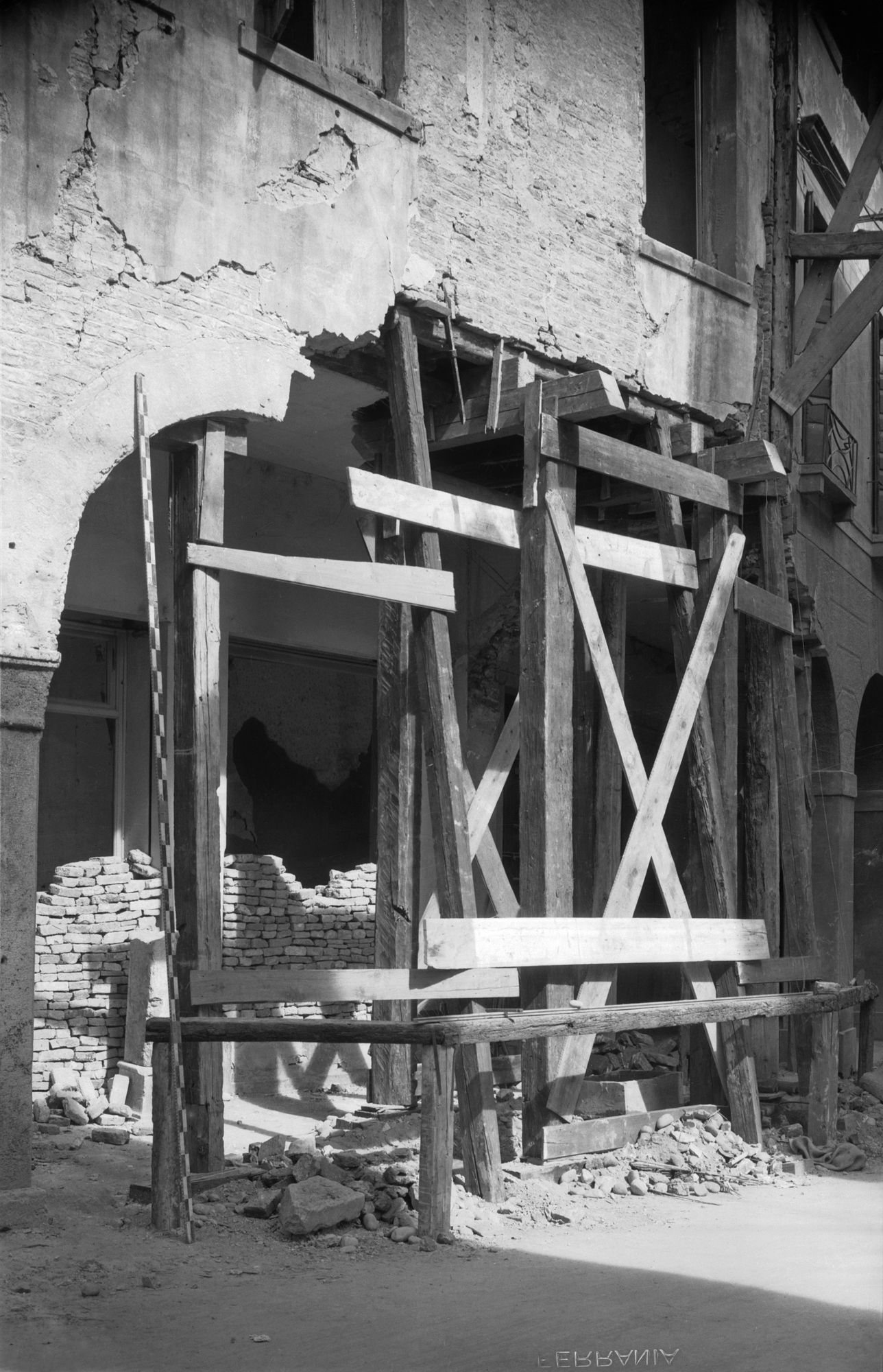 Via Carlo Alberto 9-15. Casa romanica-gotica. Le puntellazioni (negativo) di Gabinetto fotografico (XX)