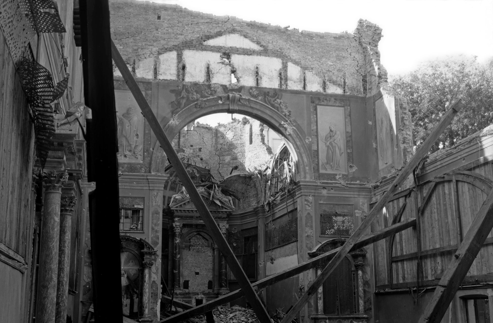 Chiesa San Teonisto. L'interno dopo il bombardamento del 24/12/1944 (negativo) di Gabinetto fotografico (XX)