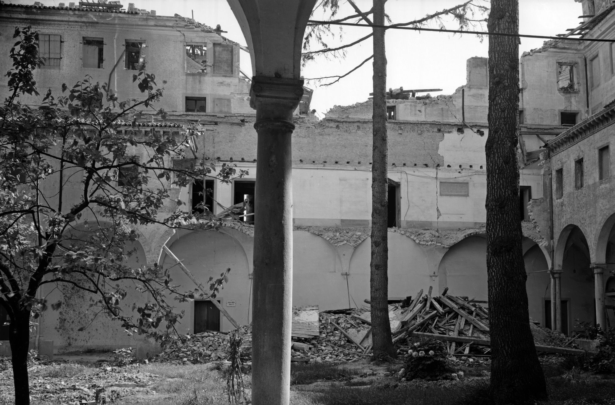 Convento dei Predicatori di San Nicolò. Il II° chiostro dopo il bombardamento del 25/1271944 (negativo) di Gabinetto fotografico (XX)