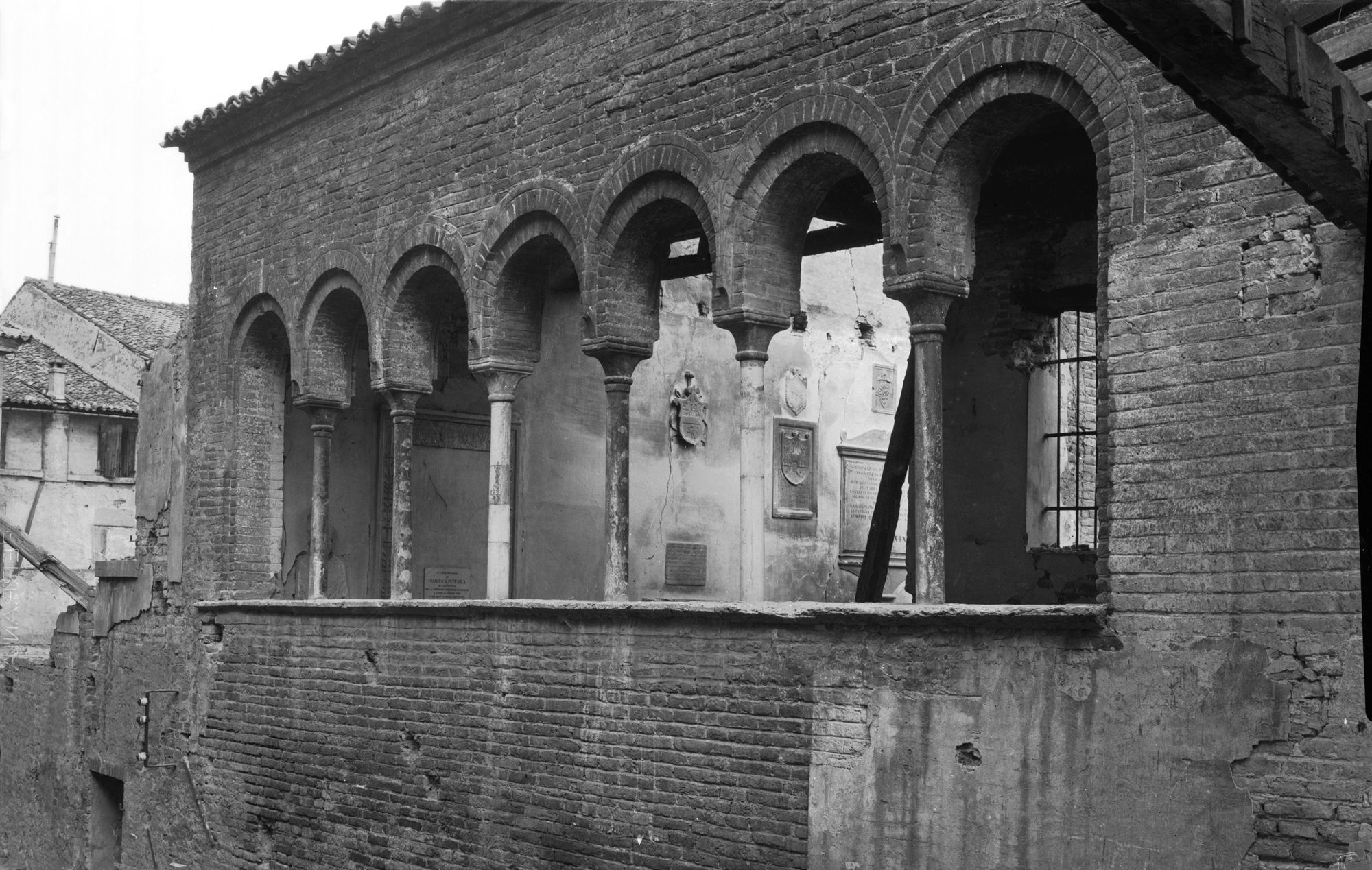 Canoniche nuove. La loggia del sec. XIII (negativo) di Gabinetto fotografico (XX)