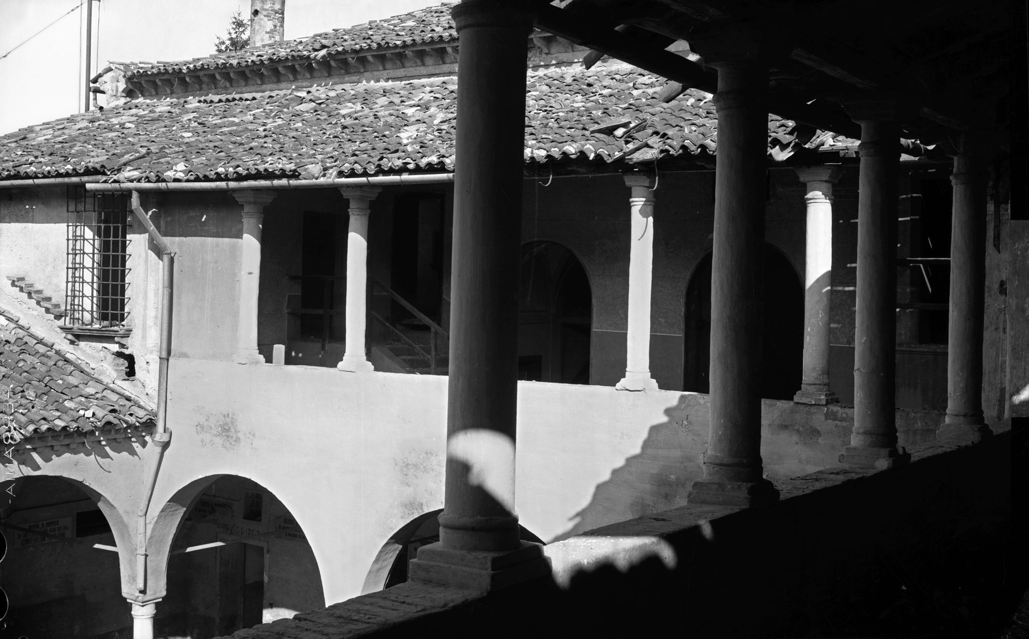 Ex convento Santa Caterina. Aspetti delle loggie e dei chiostri (negativo) di Gabinetto fotografico (XX)