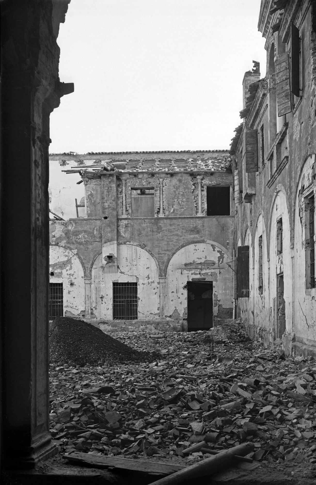 Ex convento Santa Caterina. Aspetti delle loggie e dei chiostri (negativo) di Gabinetto fotografico (XX)