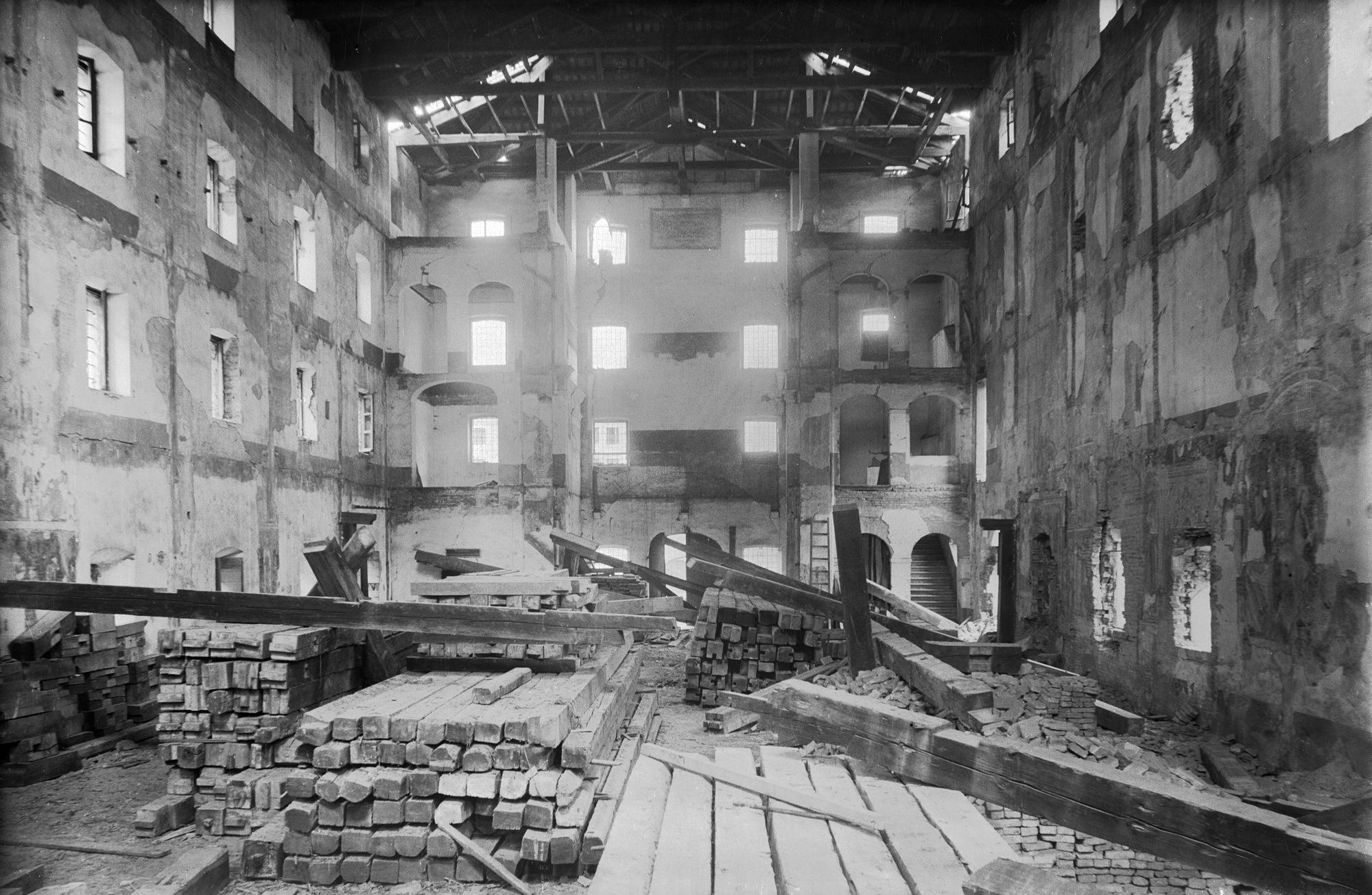 Chiesa Santa Caterina. Prima e dopo la demolizione dei solai (negativo) di Gabinetto fotografico (XX)