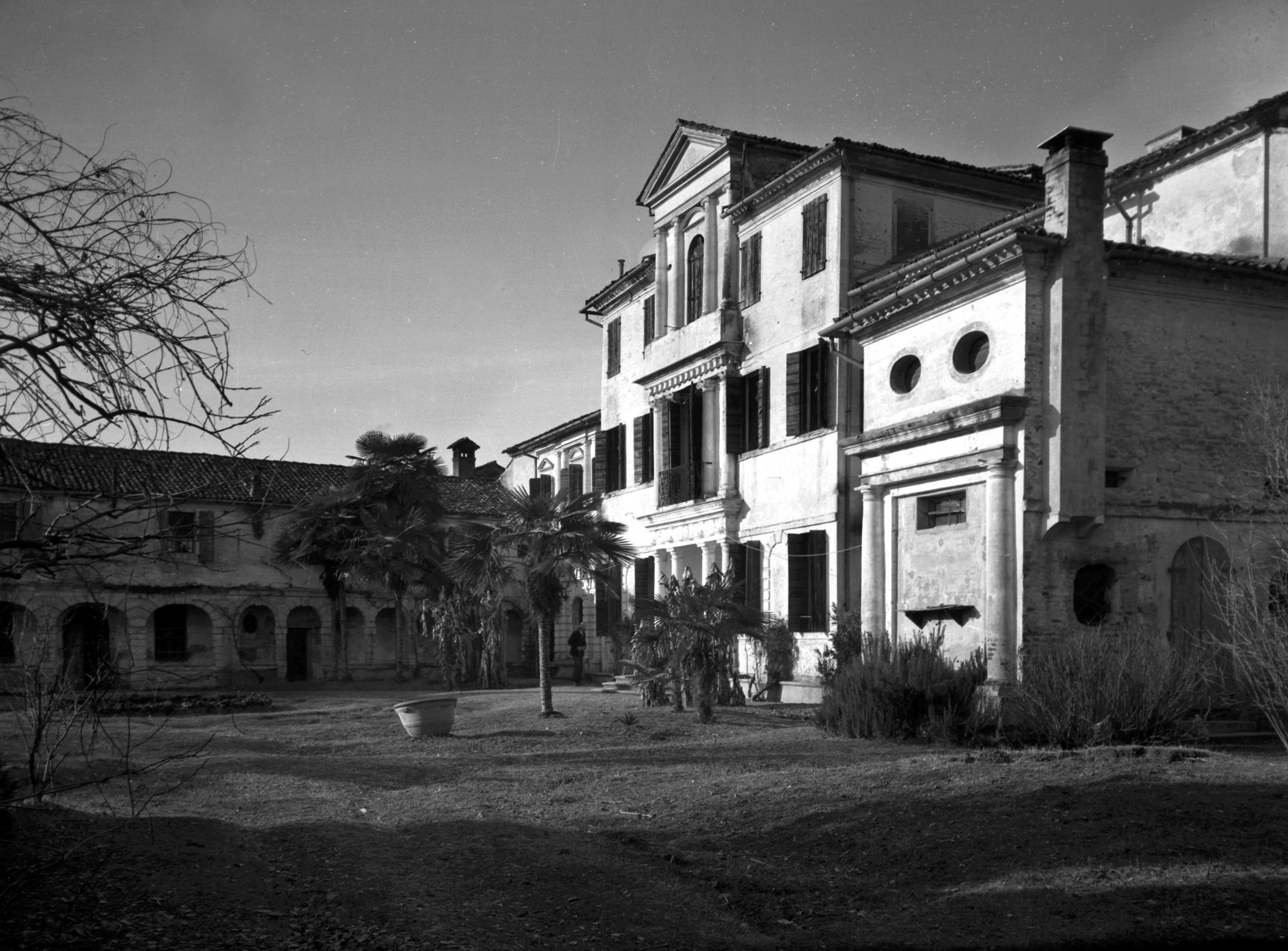 Palazzo Agazzi Sailer. Facciata e foresteria (negativo) di Gabinetto fotografico (XX)