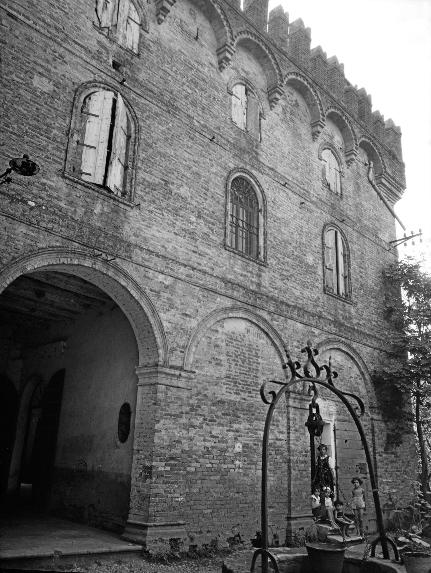 Castello di Strigliano. Prospetto sul cortile (negativo) di Gabinetto fotografico (XX)
