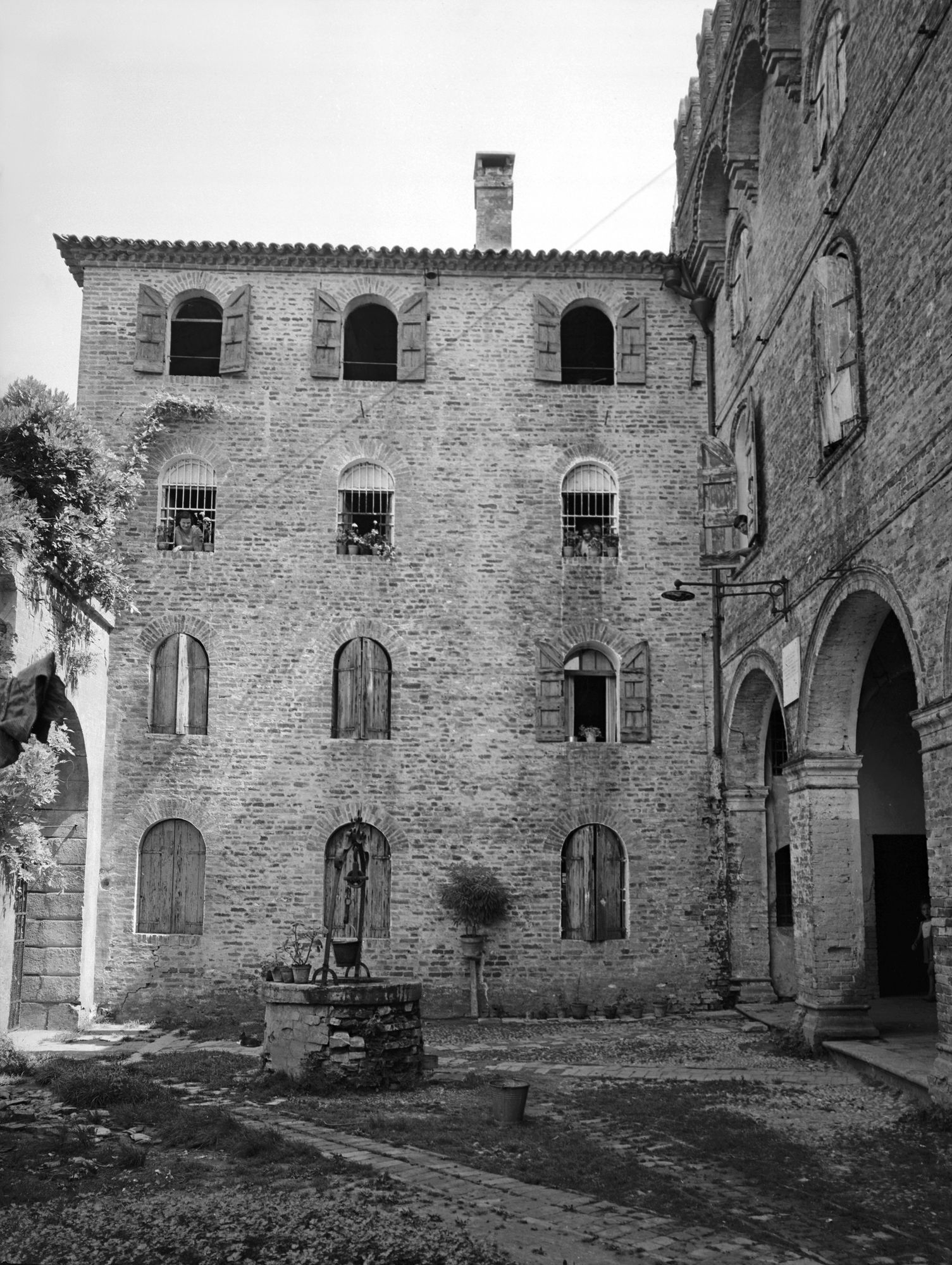Castello di Strigliano. Cortile (negativo) di Gabinetto fotografico (XX)