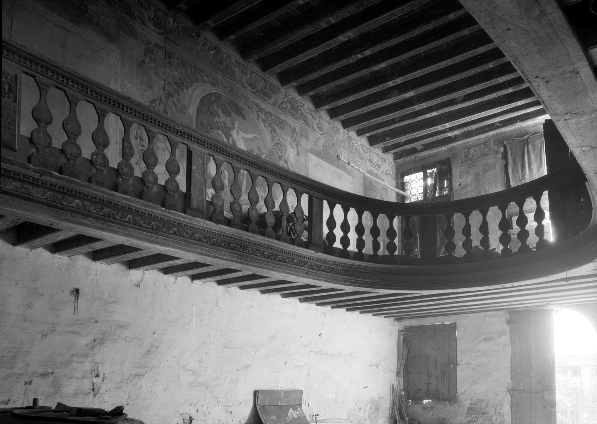 Case all'anagrafico 13. Veduta della loggia interna di disottiligo? (negativo) di Gabinetto fotografico (XX)