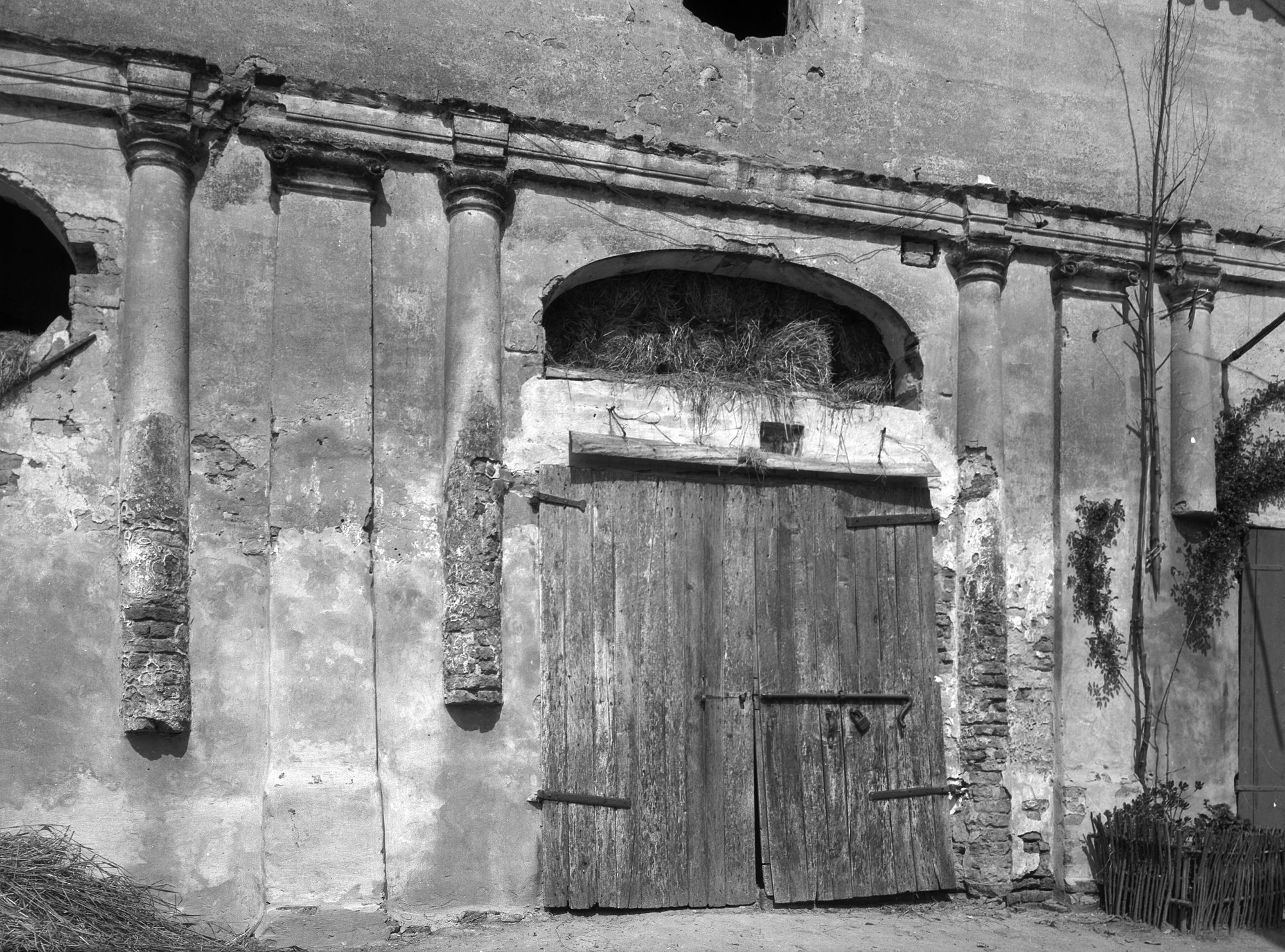 Casa in località San Zeno, particolare del porticato (negativo) di Gabinetto fotografico (XX)