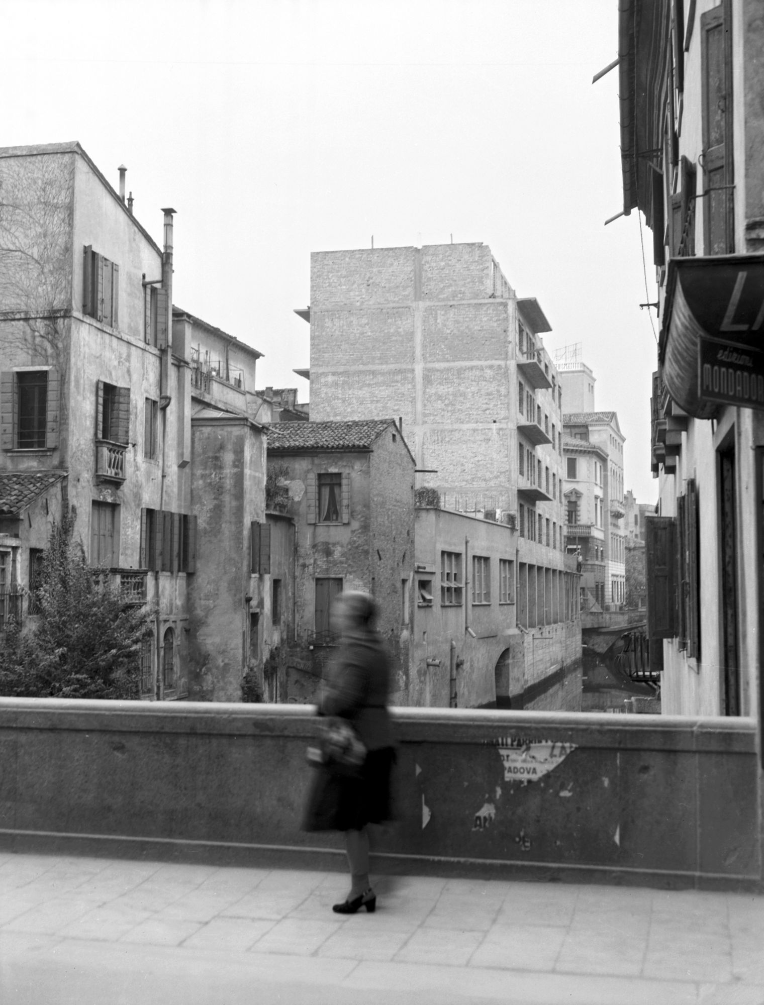 Banca commerciale.Parte posteriore durante la costruzione (negativo) di Gabinetto fotografico (XX)