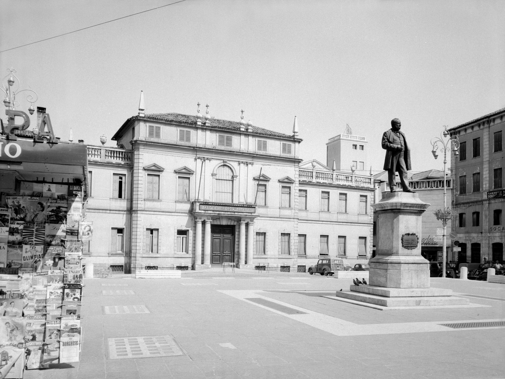 Banca commerciale. La Facciata (negativo) di Gabinetto fotografico (XX)